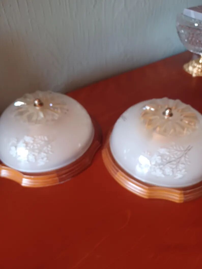 Plafonniers massifs vintage années 70/80, lot de 2 - Verre dépoli à motif floral en relief et base en bois, design belge