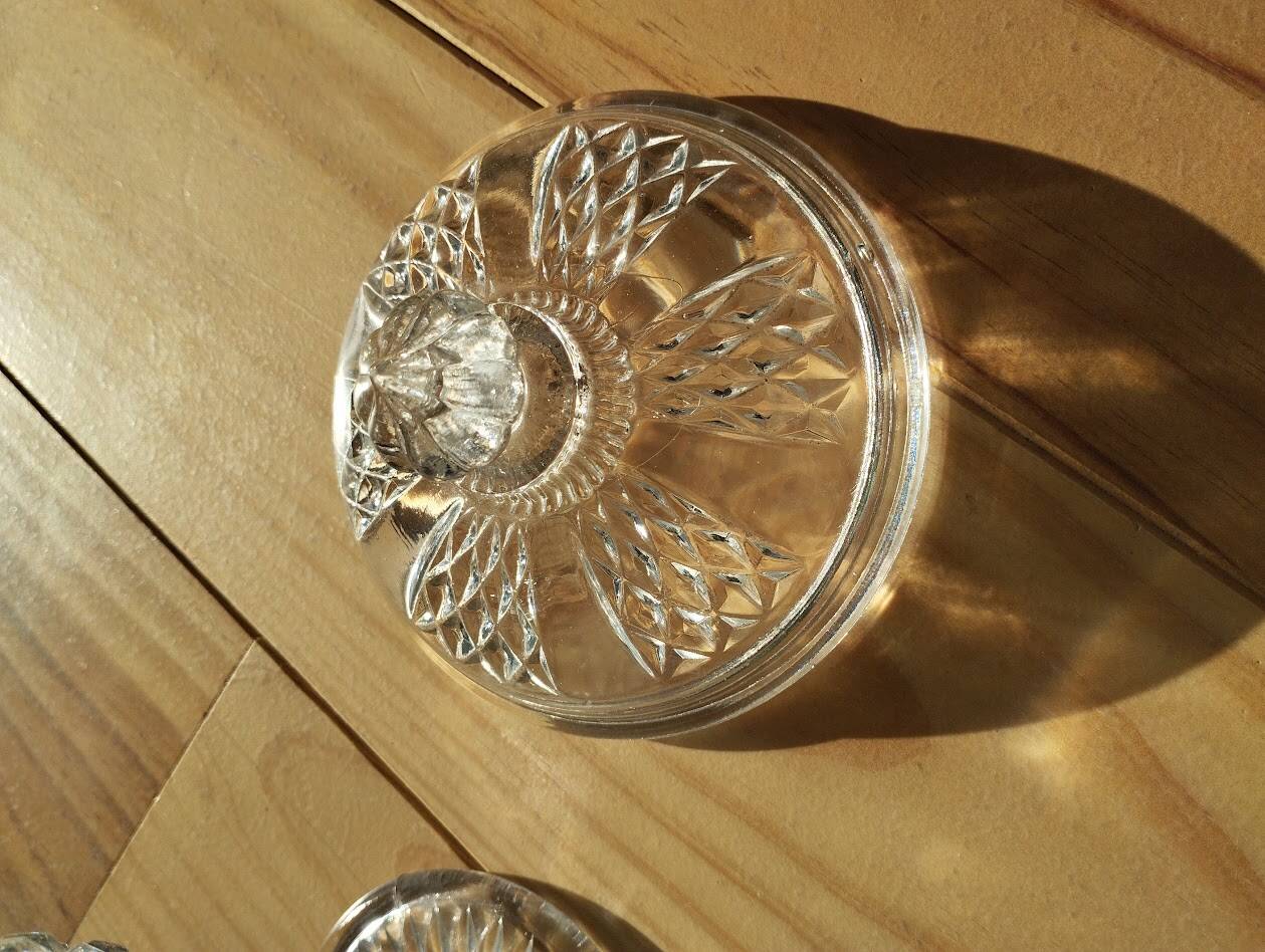 Footed glass bonbonnière – Fine design, Art Deco spirit