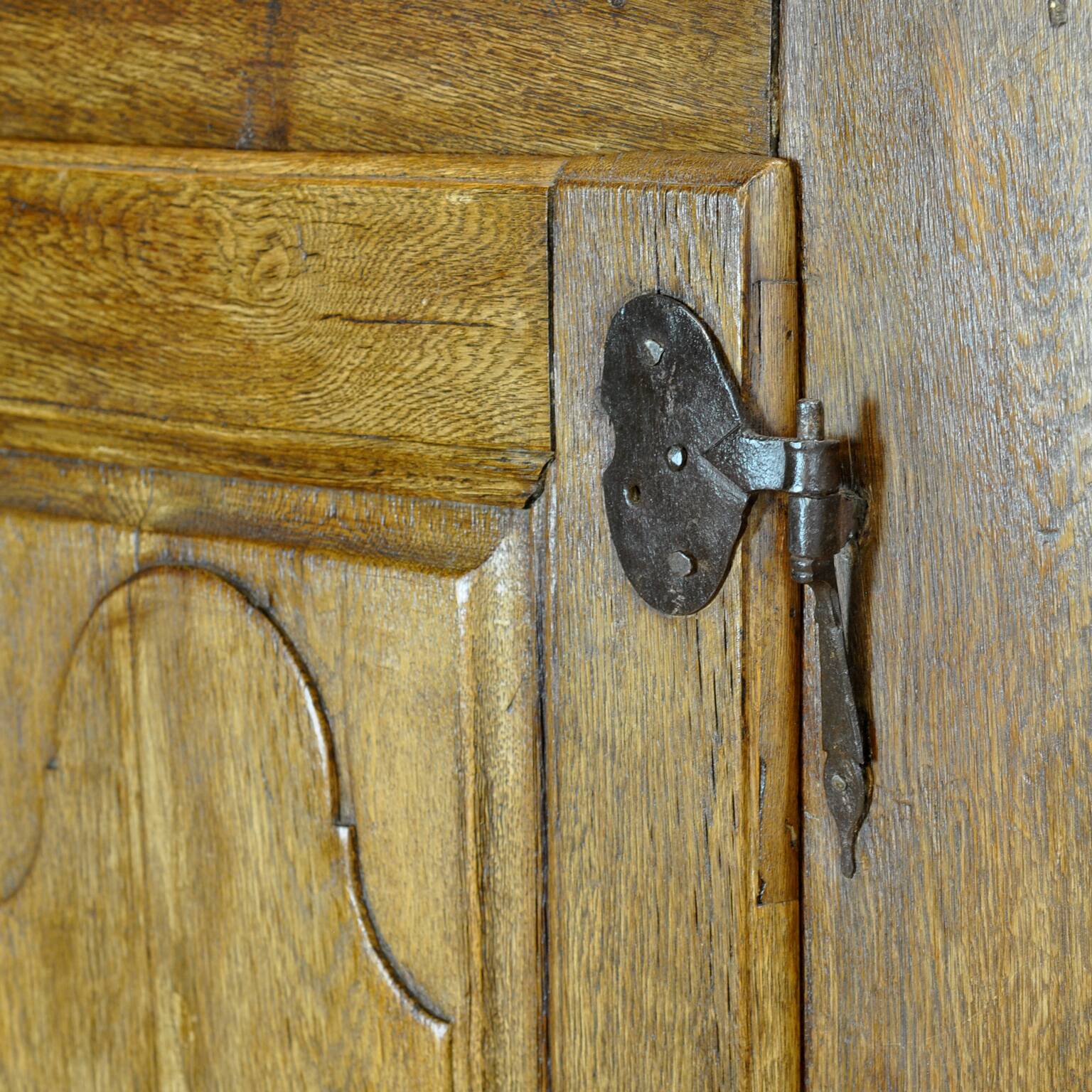 Antique oak cabinet, circa 1820