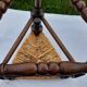 Tabouret tripode triangle  paillé et en bois H 47 cm