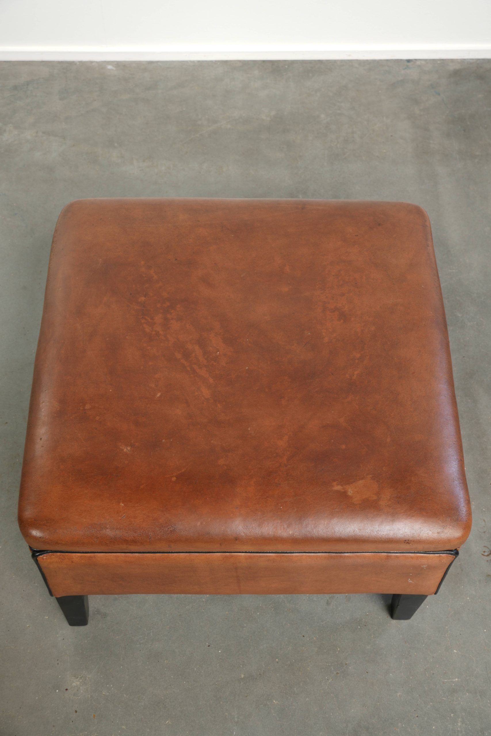 Ottoman, pouf en cuir de mouton cognac