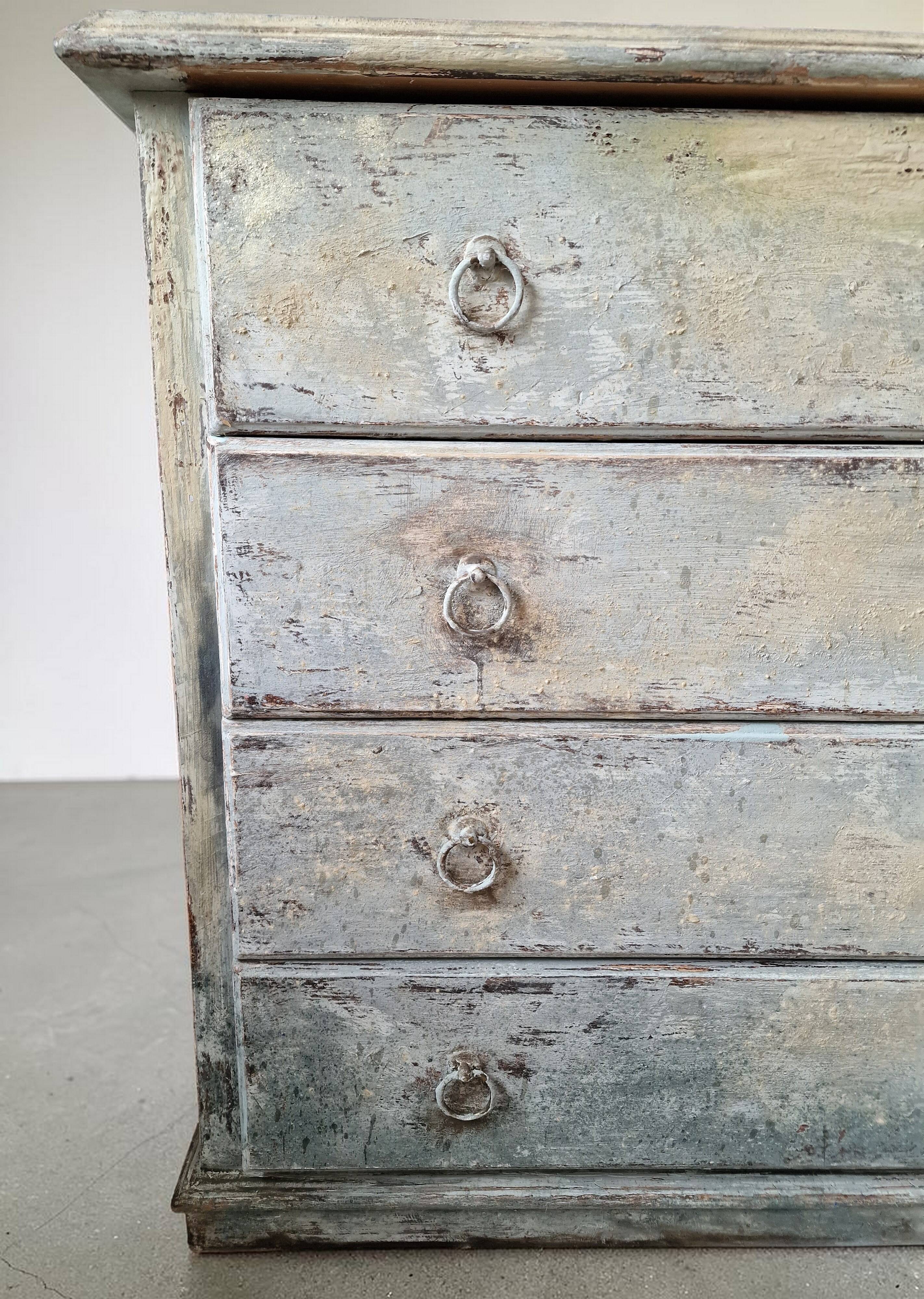Commode patinée beige et bleu style wabi sabi