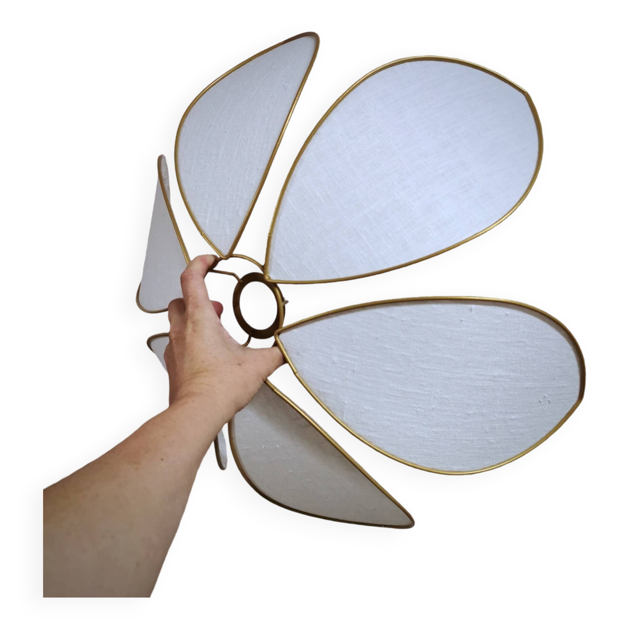 Flower suspension with metal structure and white linen petals