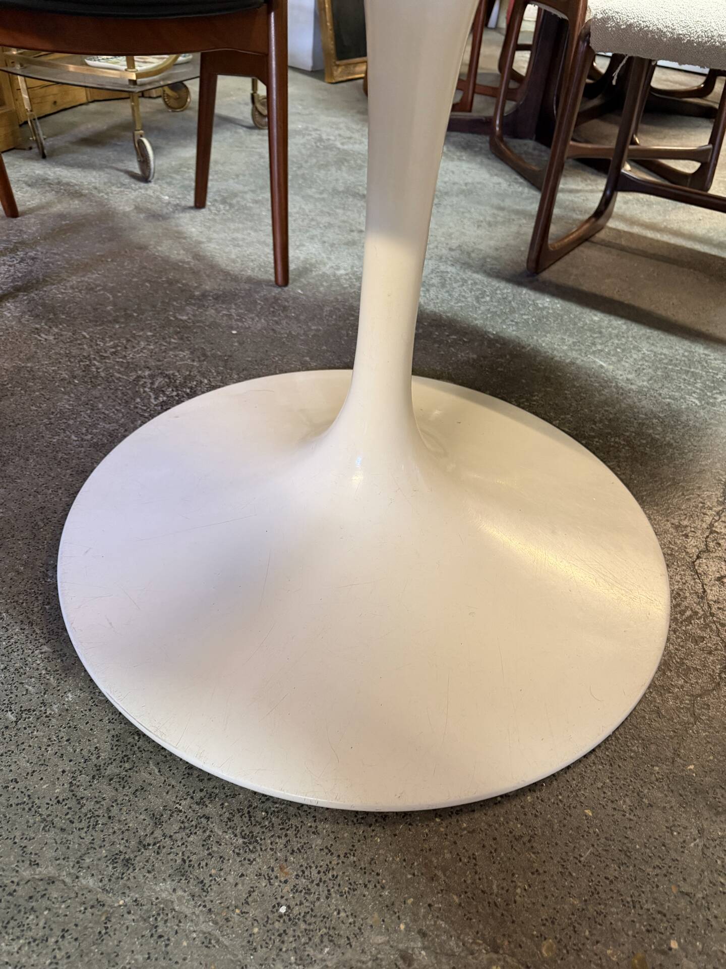 Table knoll eero saarinen modèle tulipe en marbre 137 cm