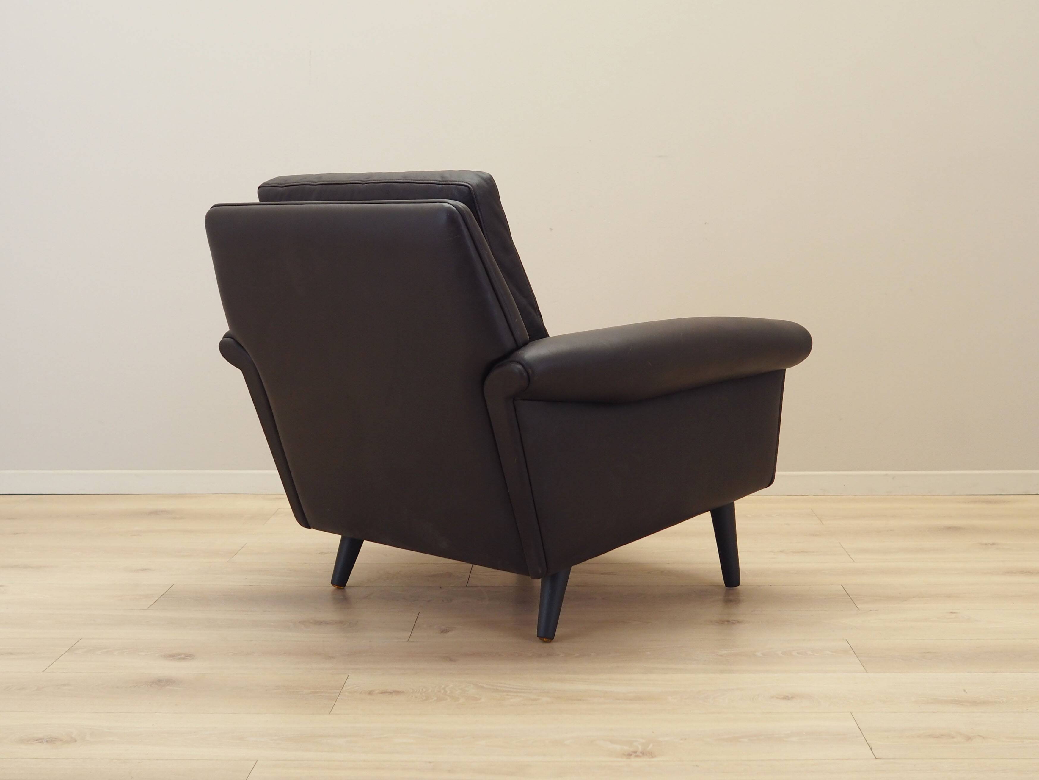 Fauteuil en cuir marron, design danois, années 1960, designer : Aage Christiansen.