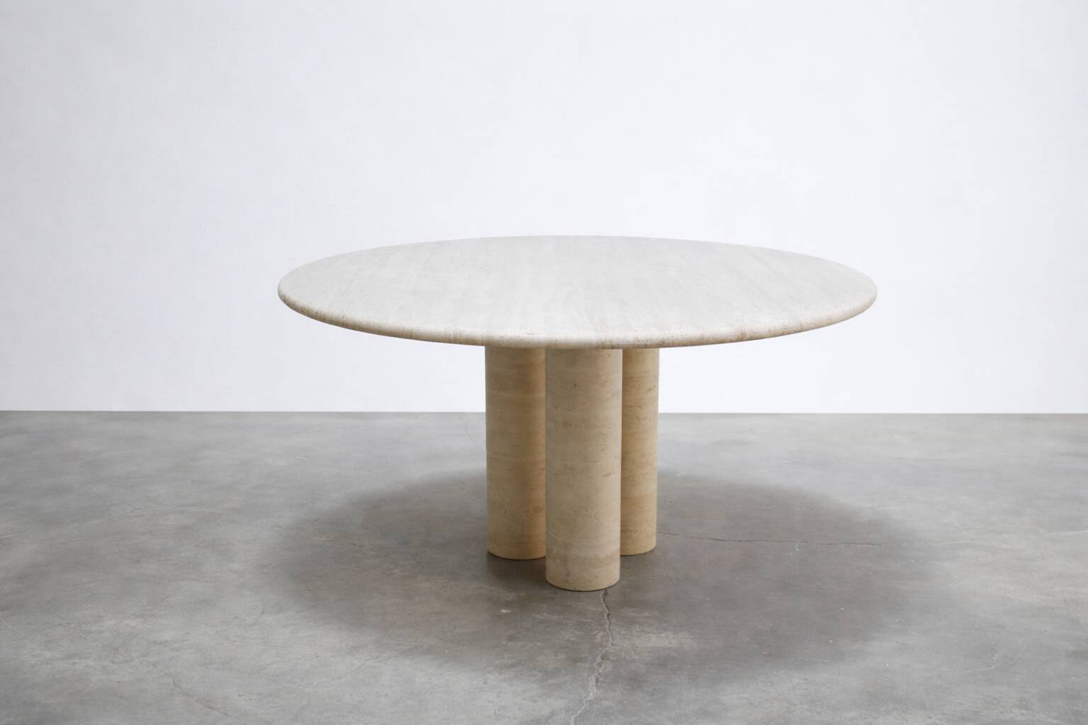 Round dining table in travertine – Ø 140 cm