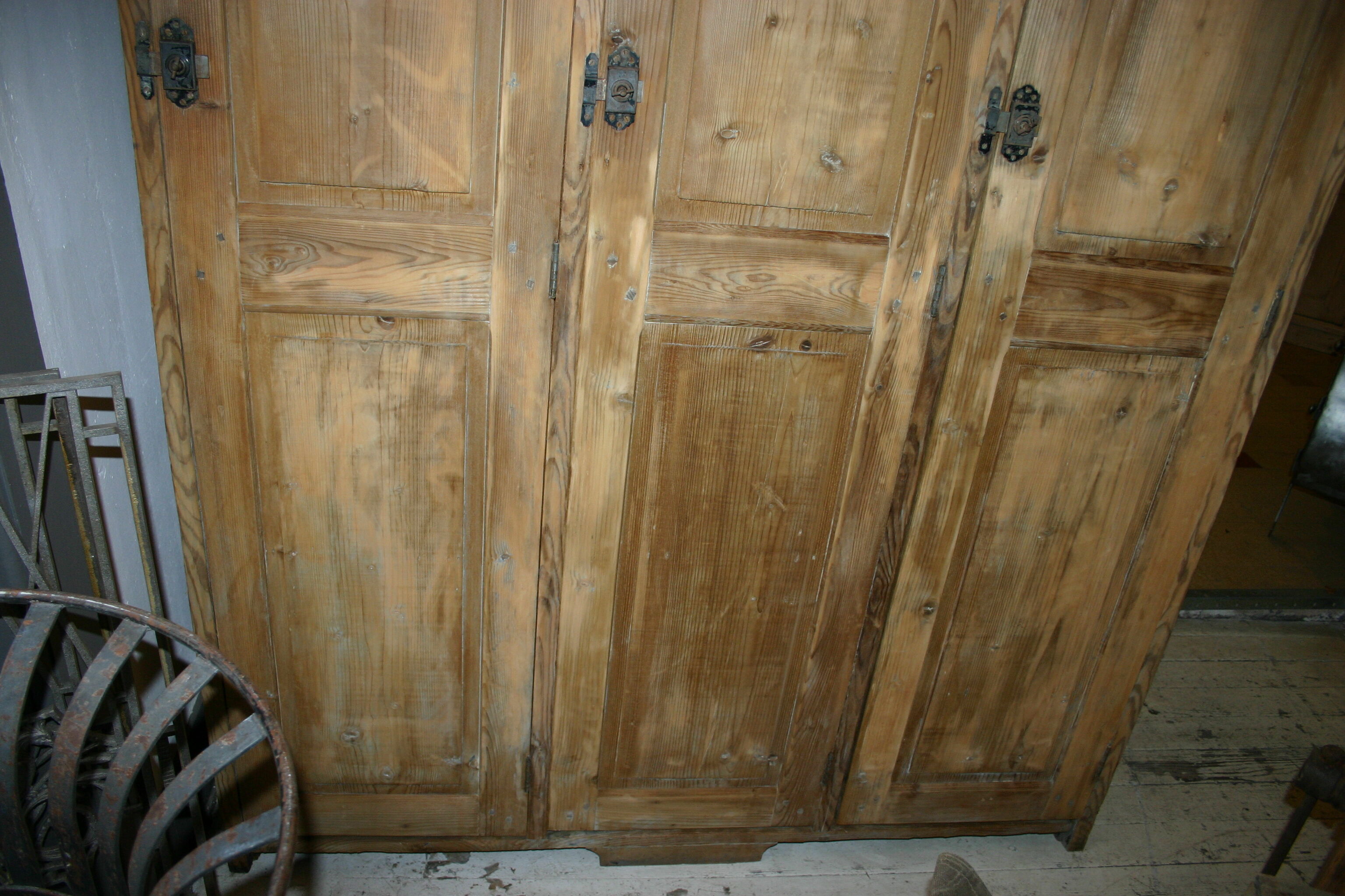 Cloakroom in coated solid wood