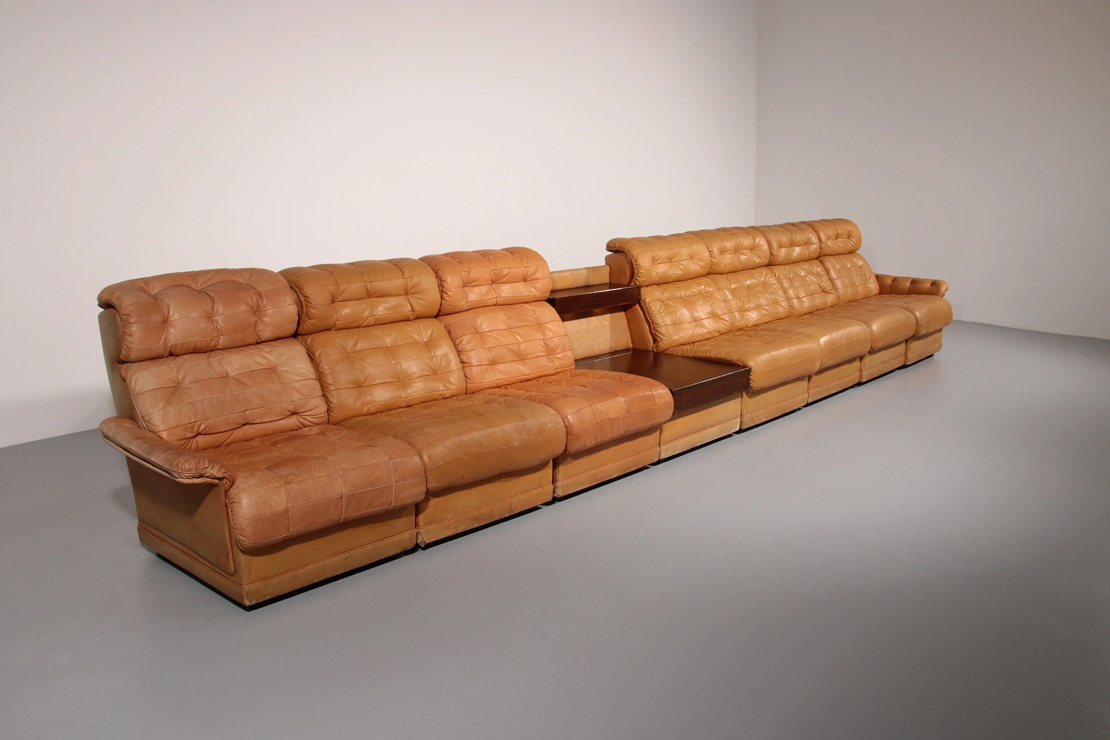 Superbe ensemble de canapés modulaires en cuir cognac des années 1970.