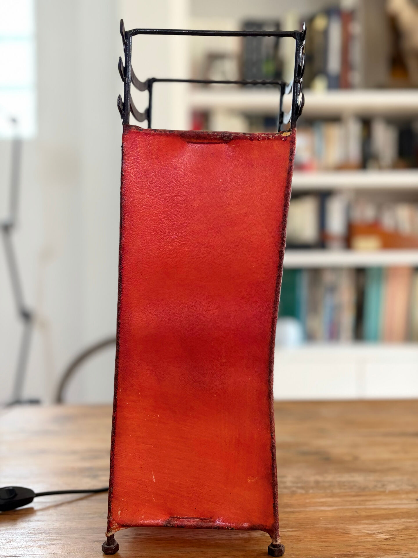 Vintage lamp in patinated black and red metal – Japanese spirit
