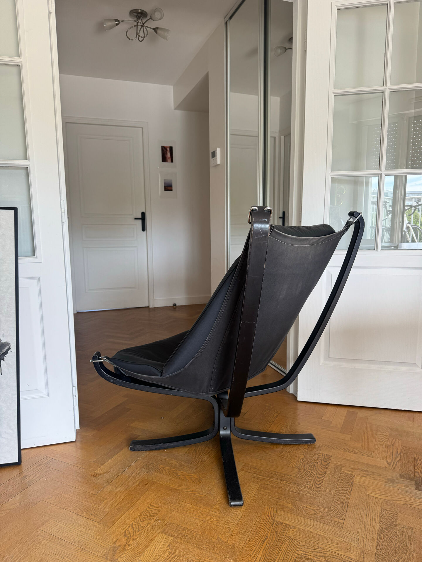 Fauteuil lounge falcon par Sigurd Russell cuir noir