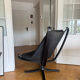 Fauteuil lounge falcon par Sigurd Russell cuir noir