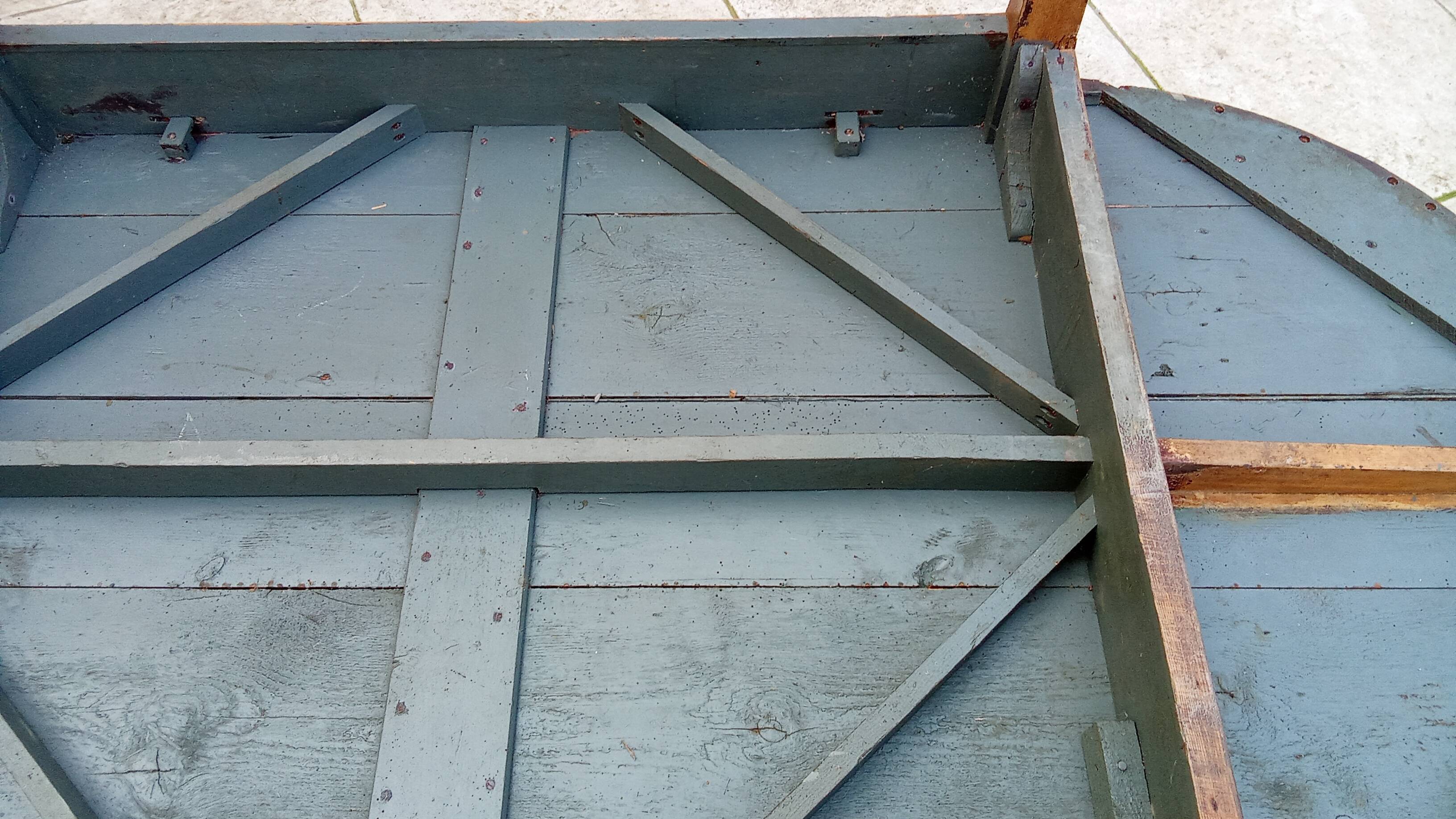 Old oval farm table 2m42