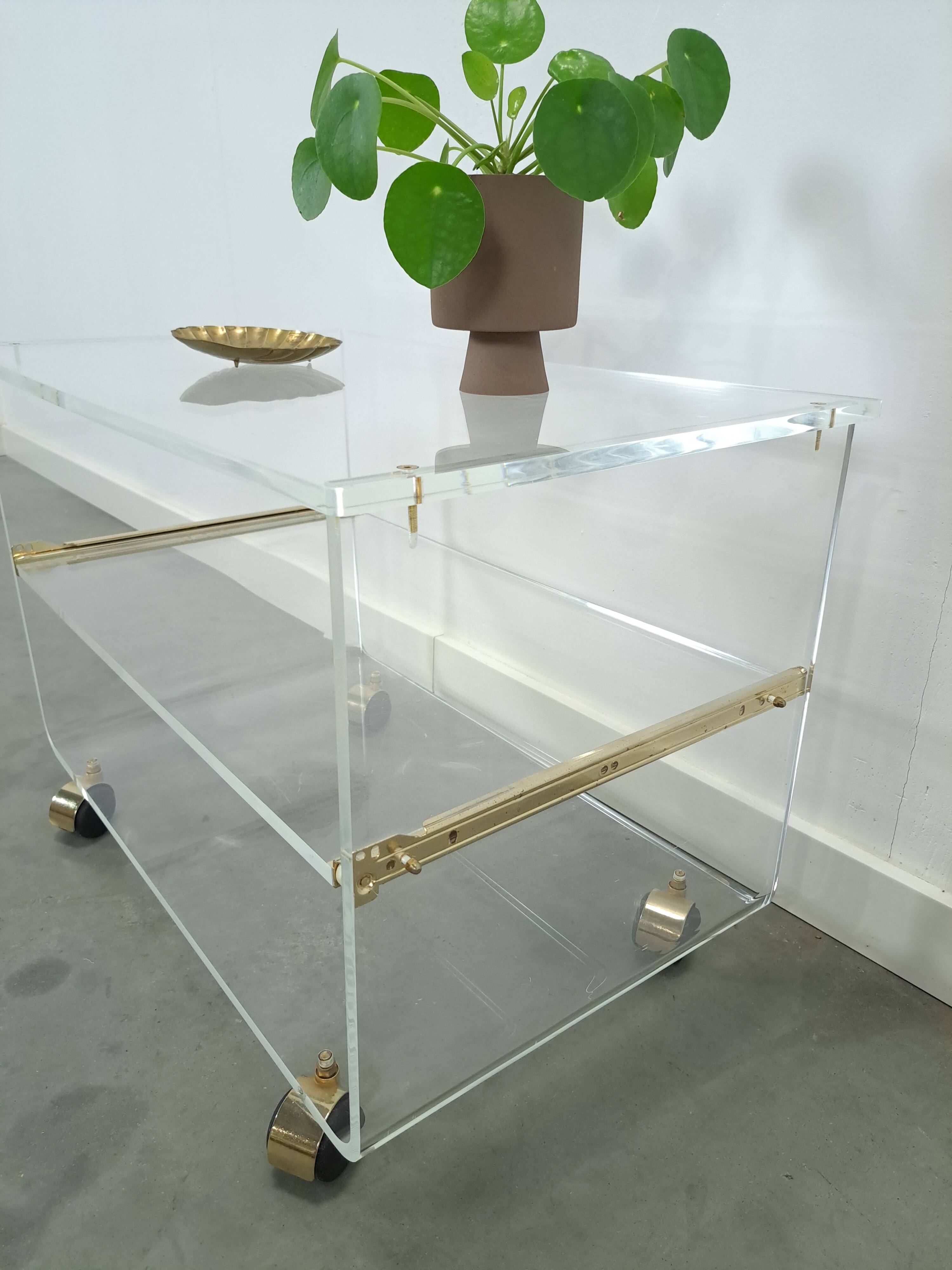 Space age plexiglas trolley met messing