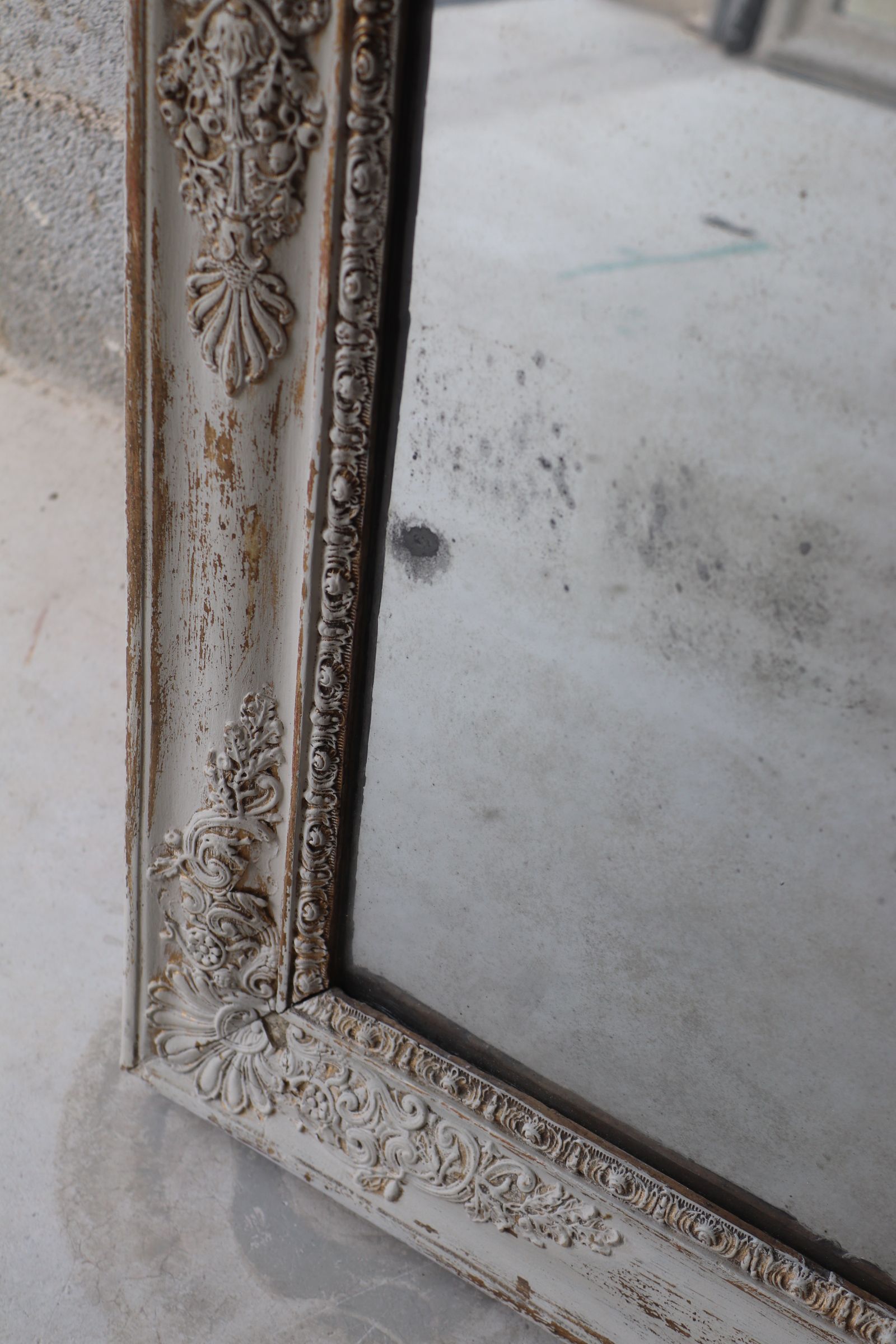 Large mirror early 19th old in patinated wood and mercury