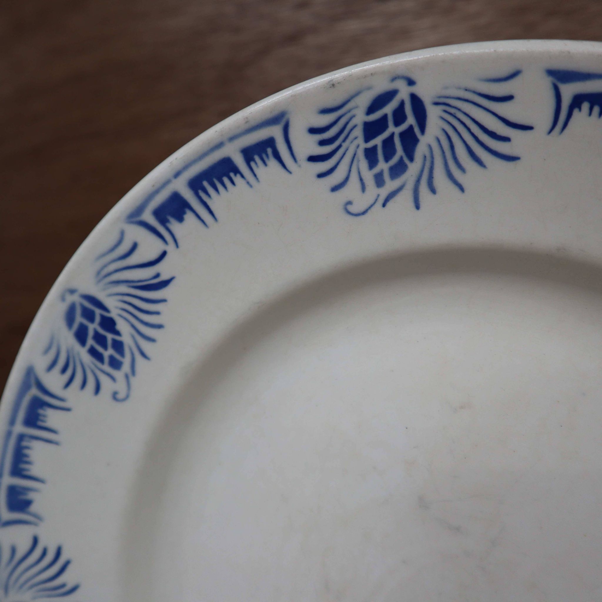Badonviller round dish White/Midnight blue pine cone patterns