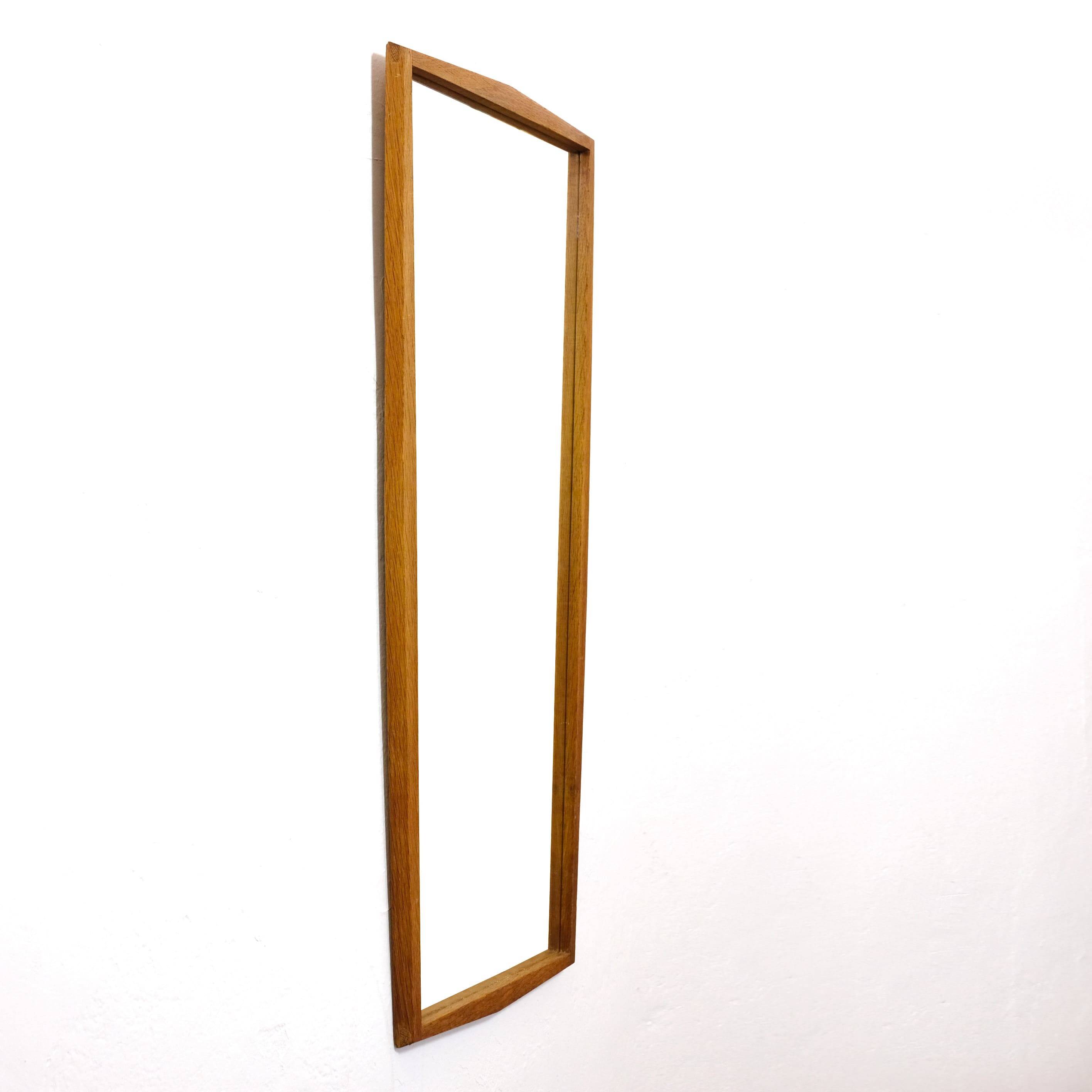 Miroir en chêne des années 60, 84 x 38.5 cm.