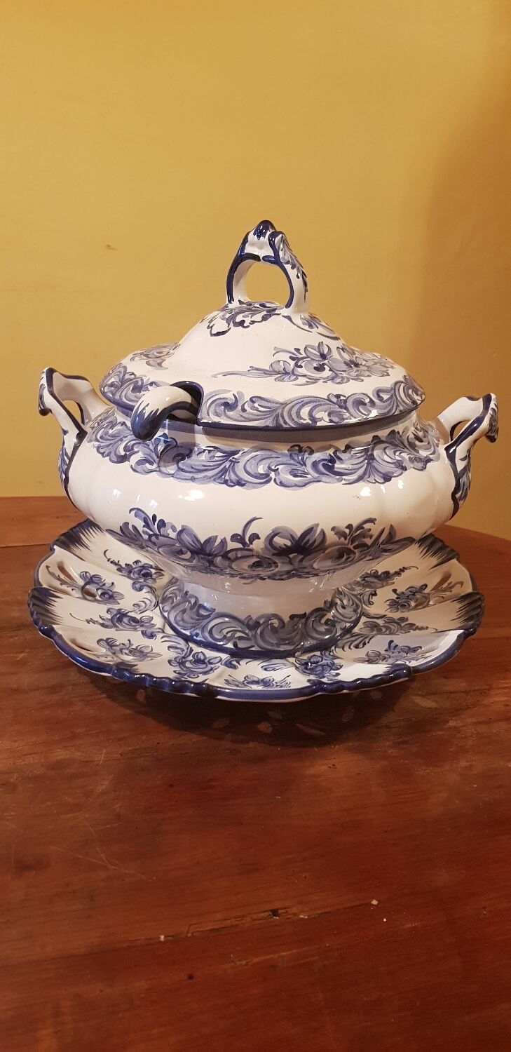 Tureen signed vestal. origin portugal.
