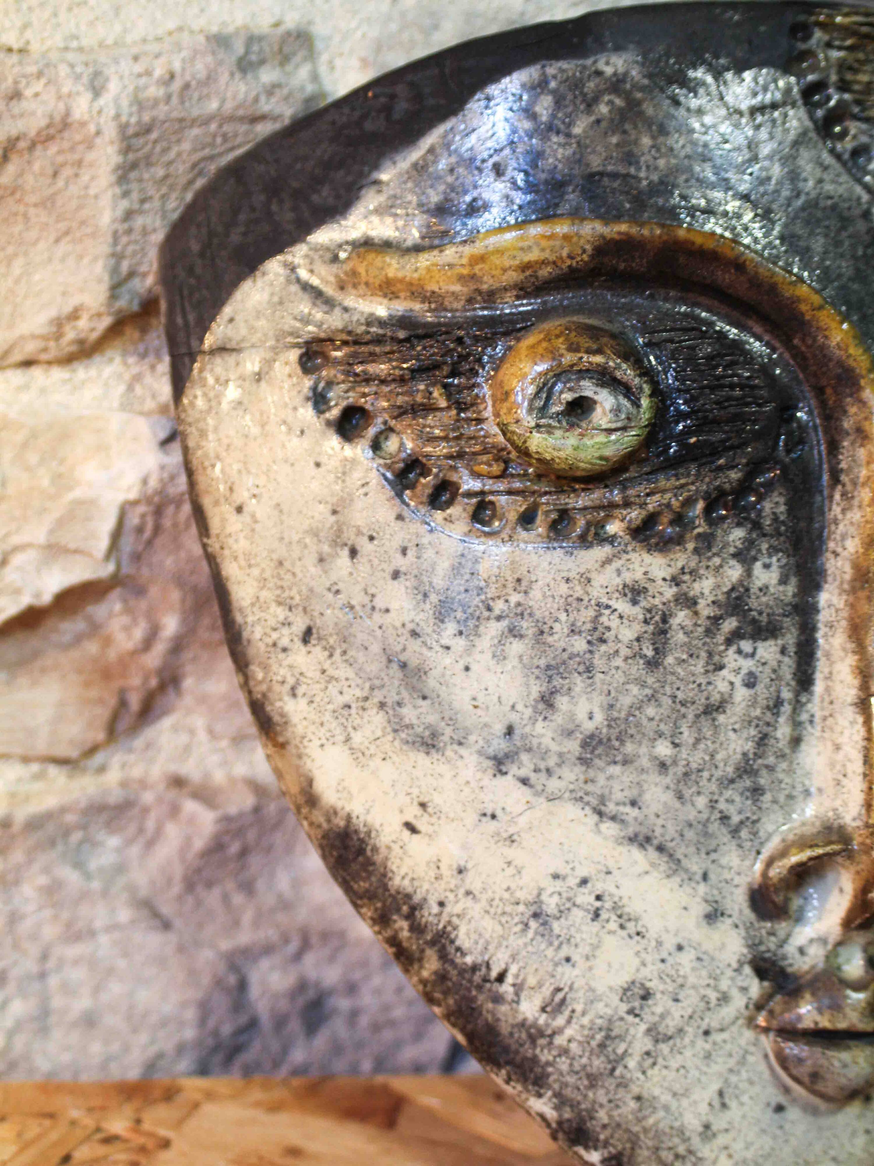 Masque décoratif en raku