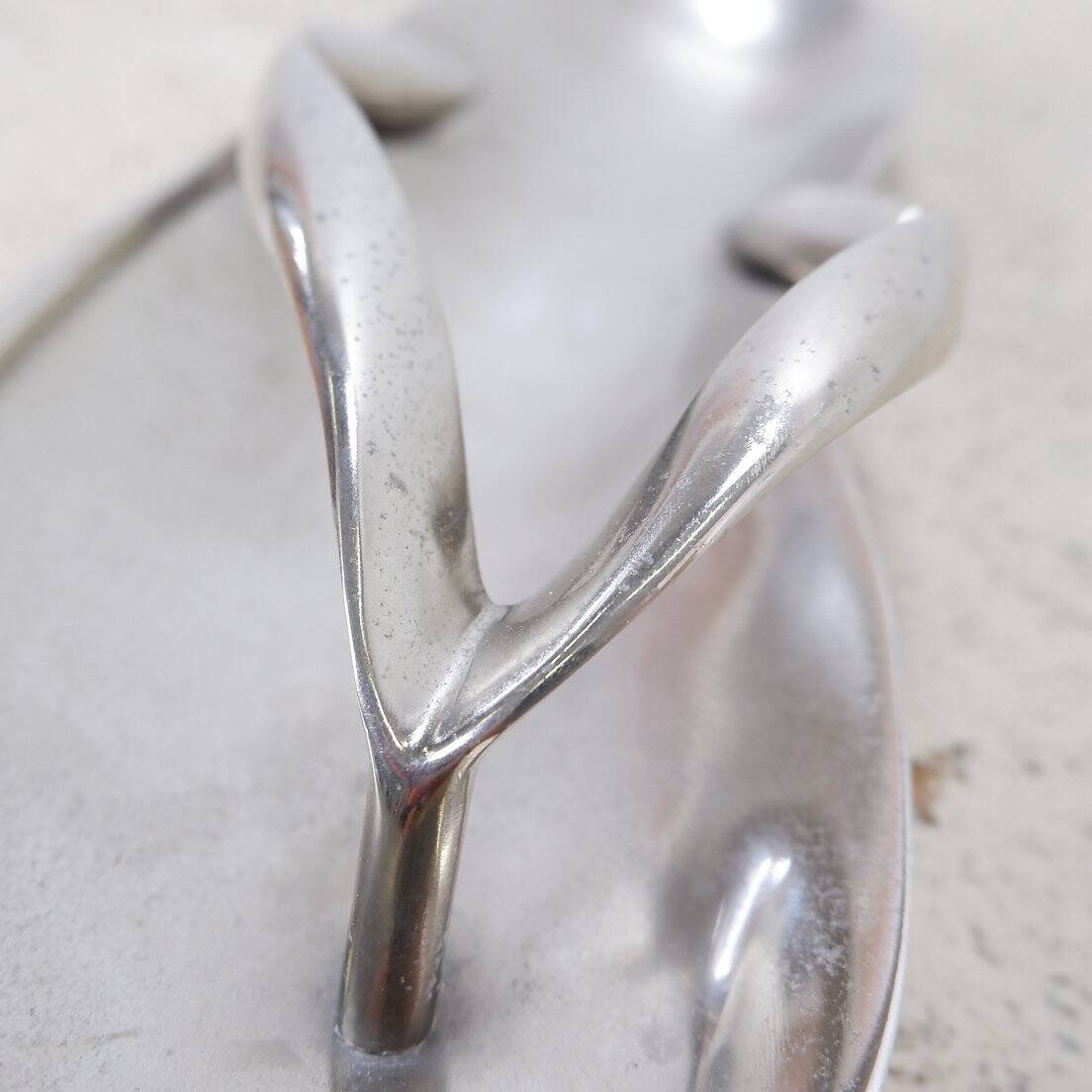Aluminum pocket emptier flip flop