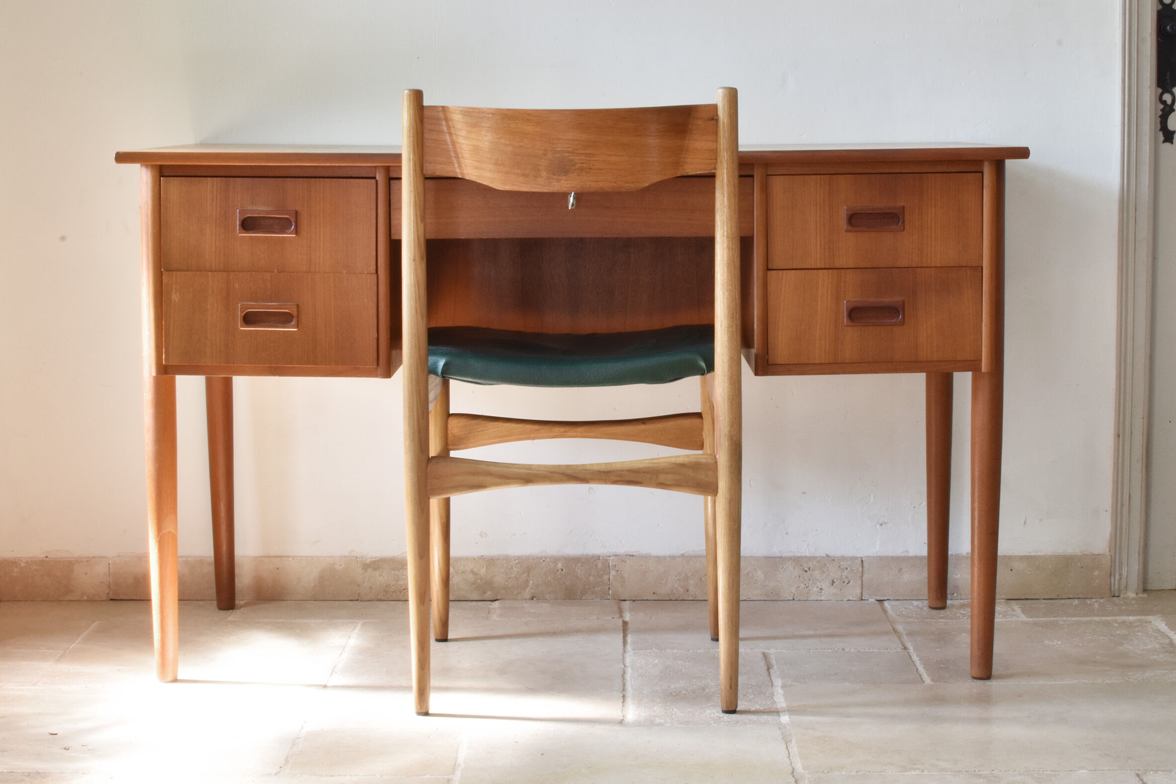 Scandinavian vintage office and chair - 60s
