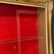 Élégante vitrine à suspendre en bois doré