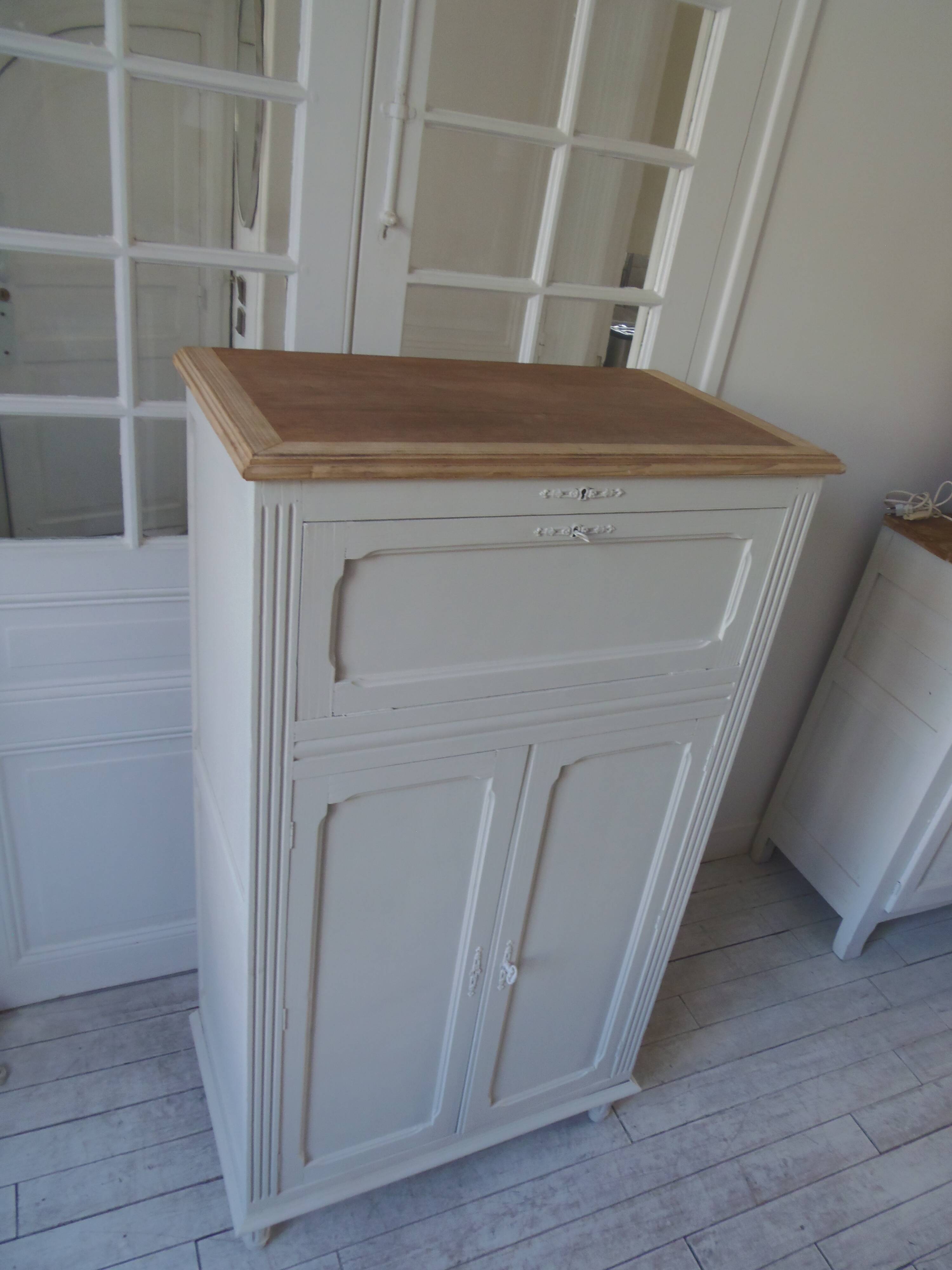 Small vintage piece of furniture sublimated in a linen shade, wooden top.