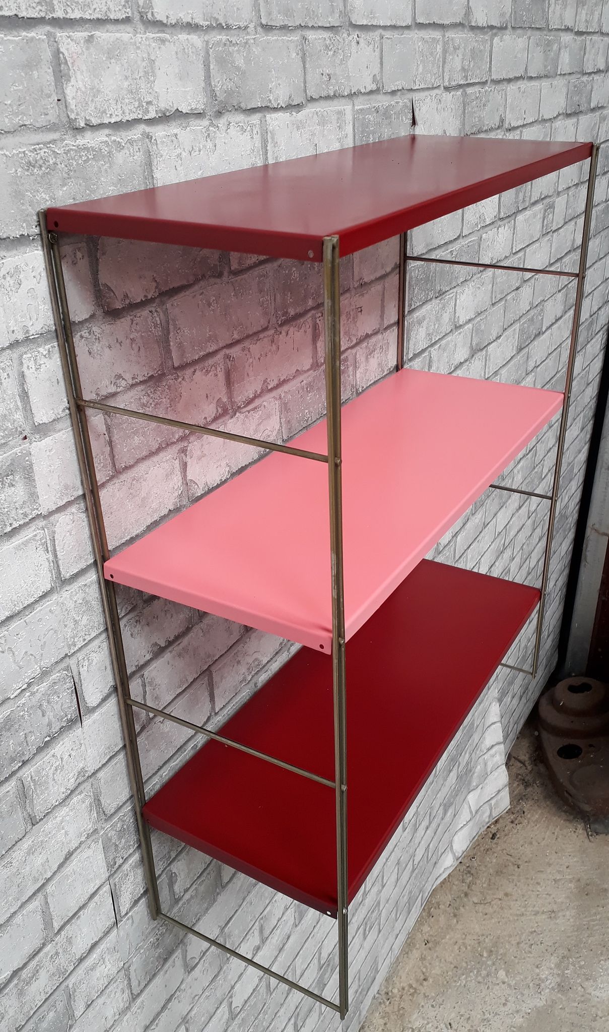Etagère string  montants doré plateaux rouge bordeau et rose 58x49x19