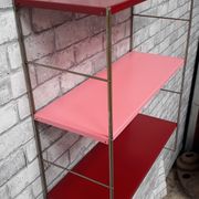 Etagère string  montants doré plateaux rouge bordeau et rose 58x49x19
