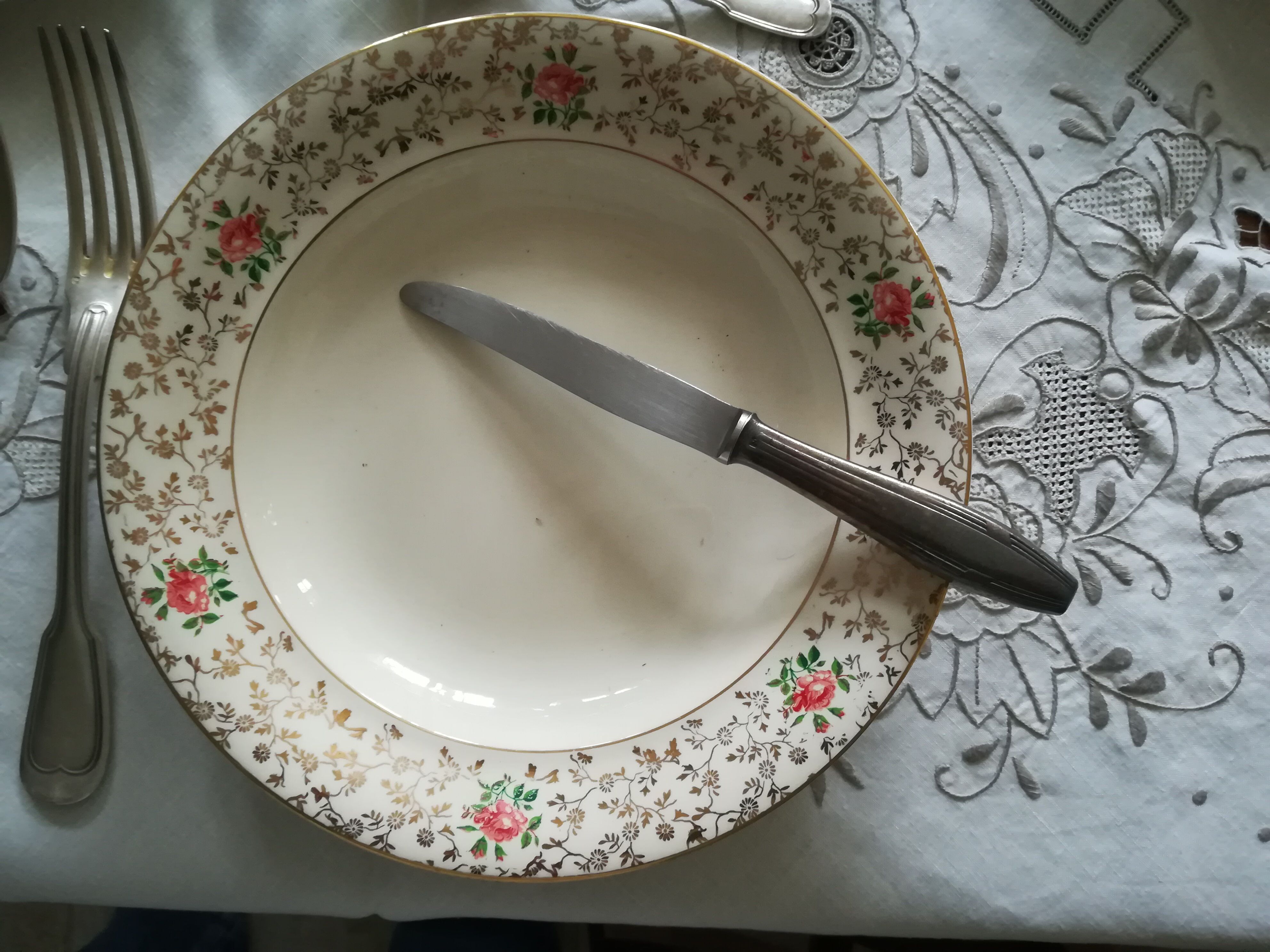 Round off-white tablecloth embroidered with grey flowers with 8 matching napkins - festive table