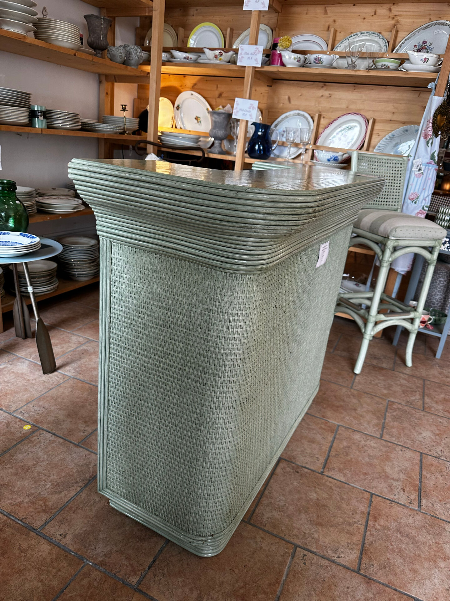 Ensemble bar et tabourets vintage en rotin