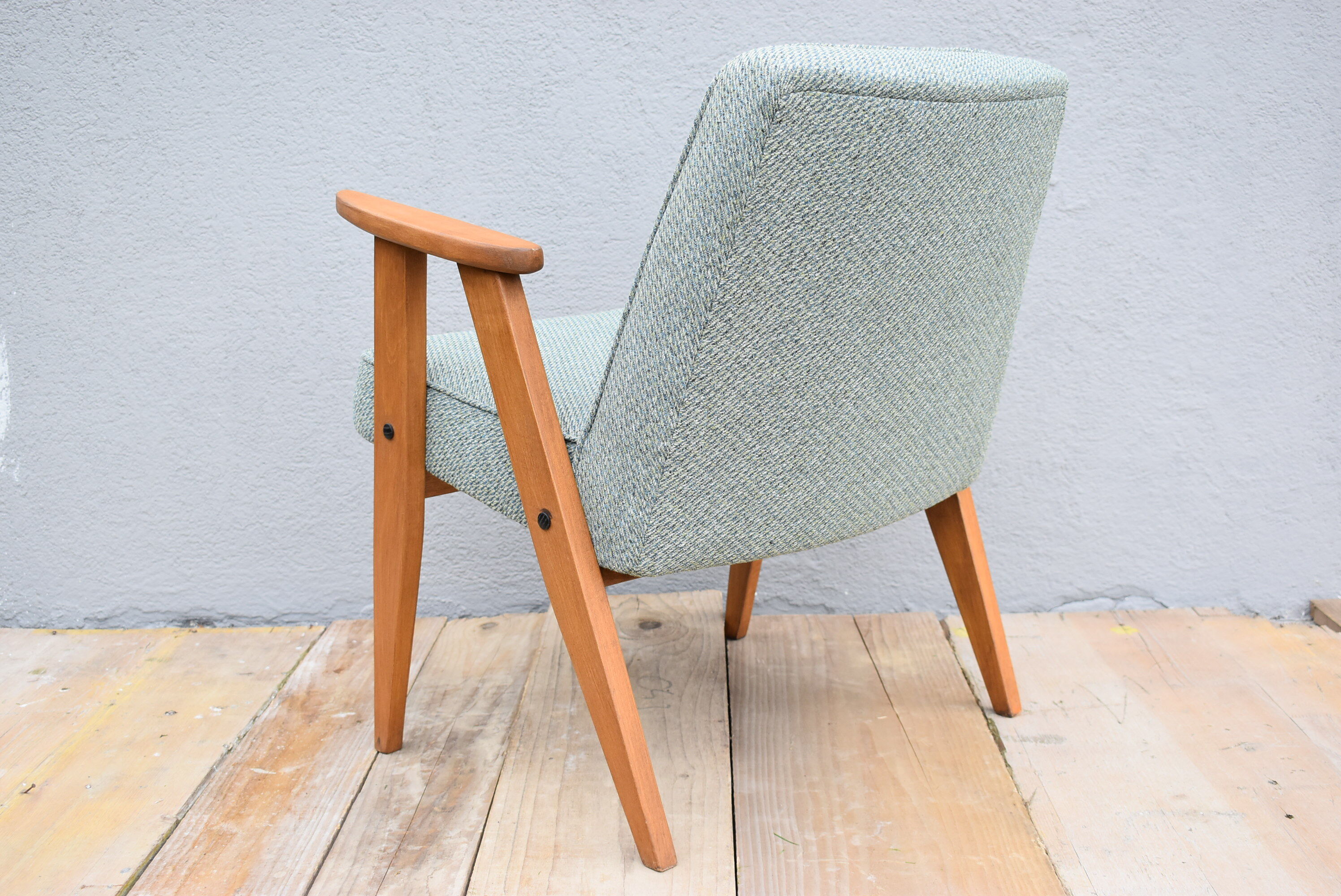 Fauteuil restauré vintage, années 60, conçu par J.Chierowski, tissu vert