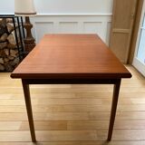 Table scandinave