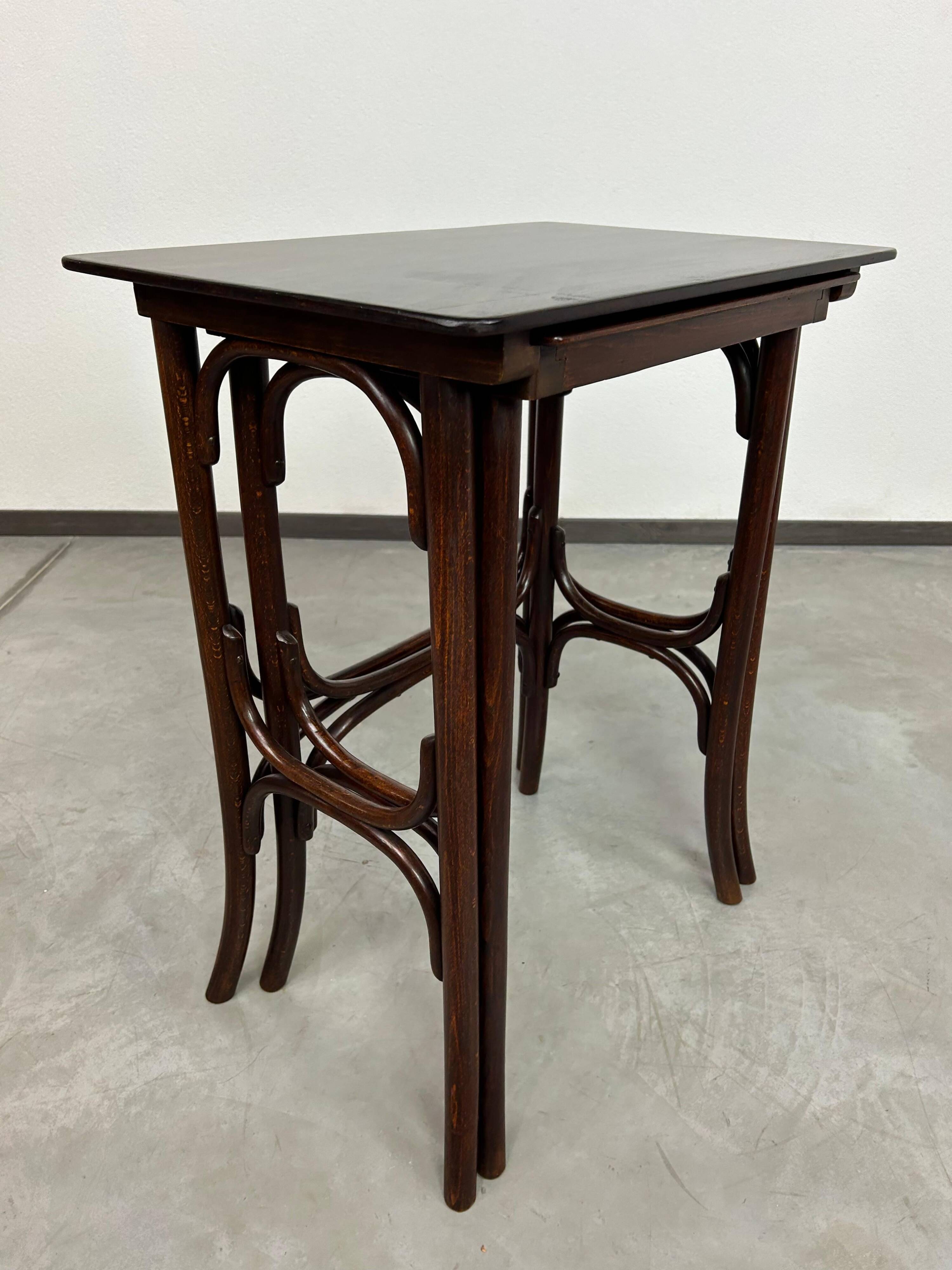 Nest tables Thonet