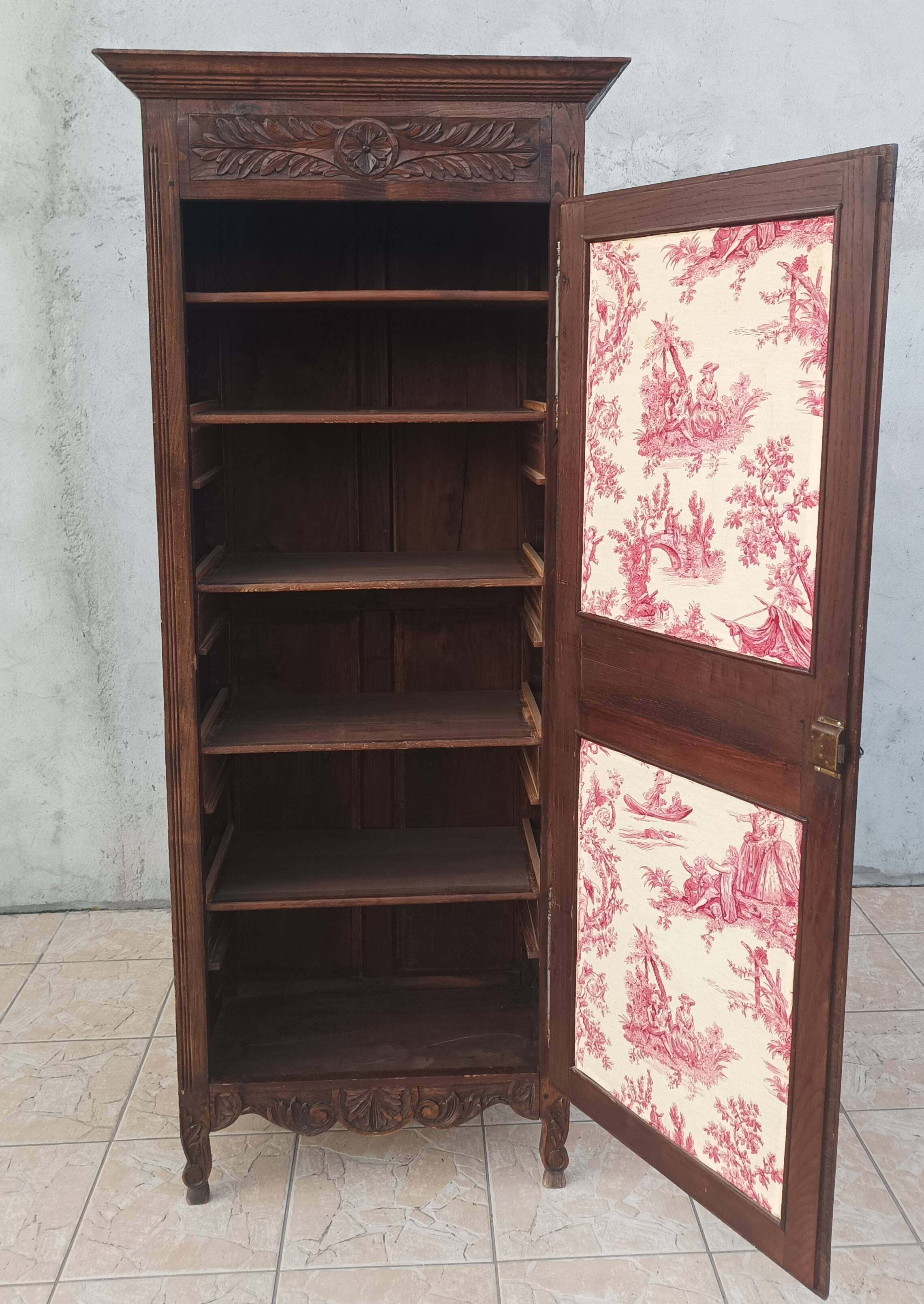 Standing man Louis XIII in oak