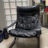 Siesta armchair and footrest in leather and mahogany wood