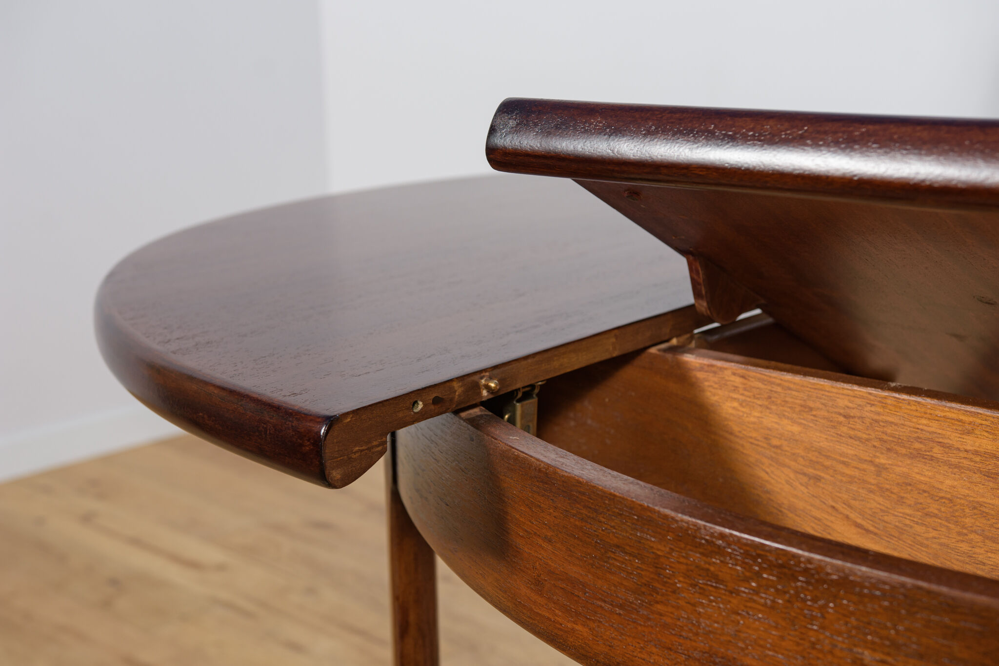 Mid-Century Round Extendable Dining Table, United Kingdom, 1960s.