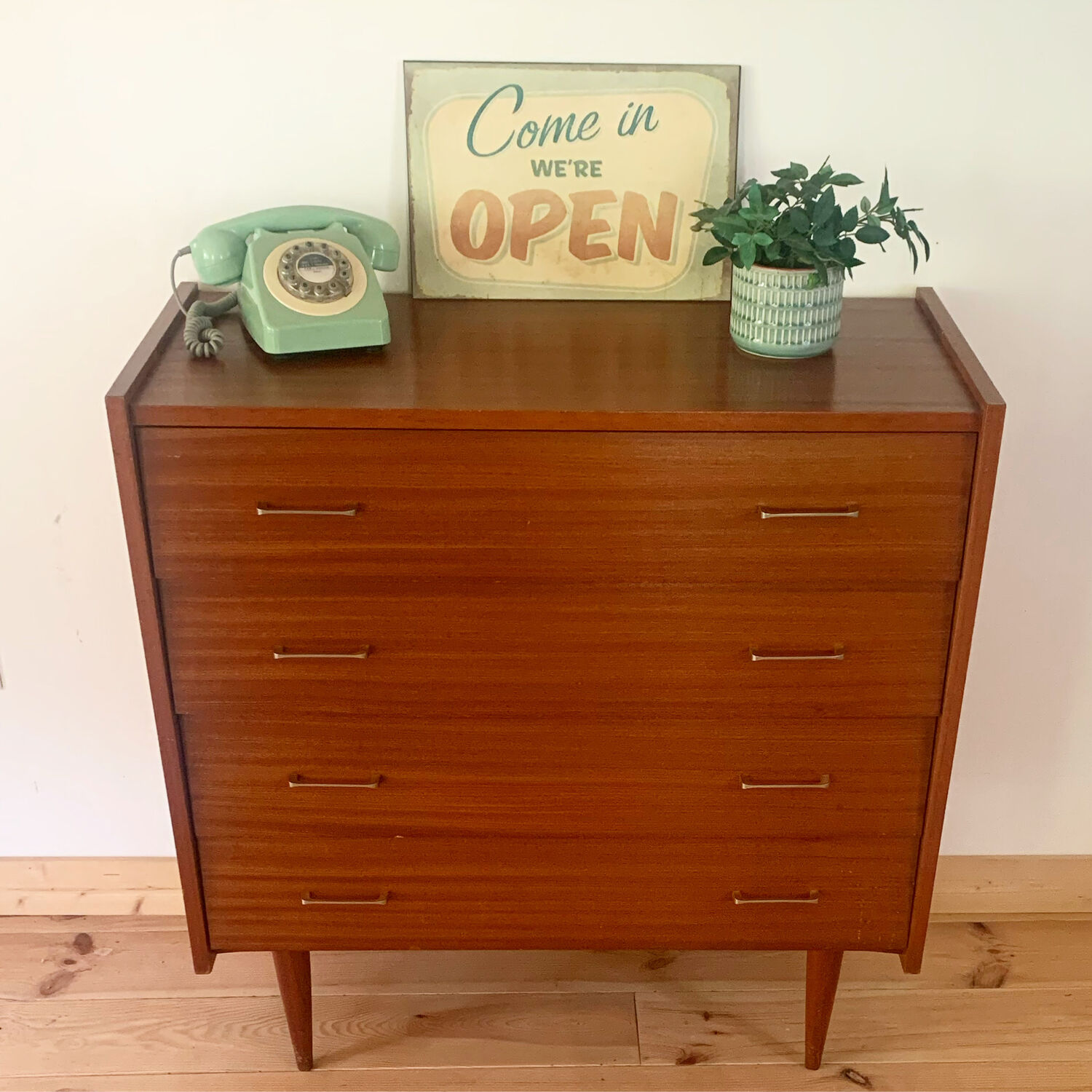 Commode années 50 pieds fuseaux