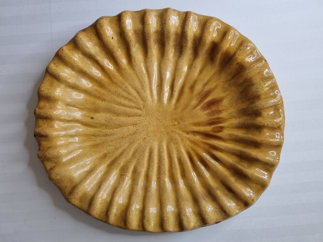 Grand plat en terre cuite emaillée, ocre, 47 cm