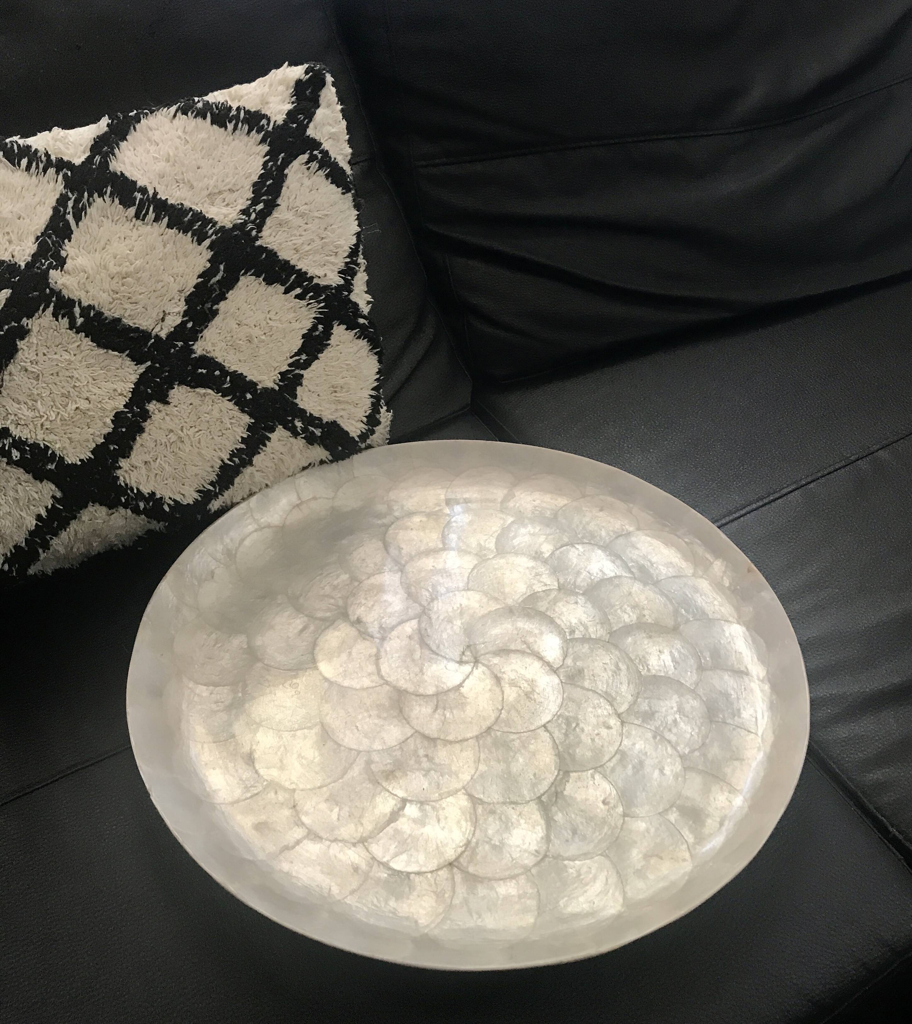 Round mother-of-pearl tray