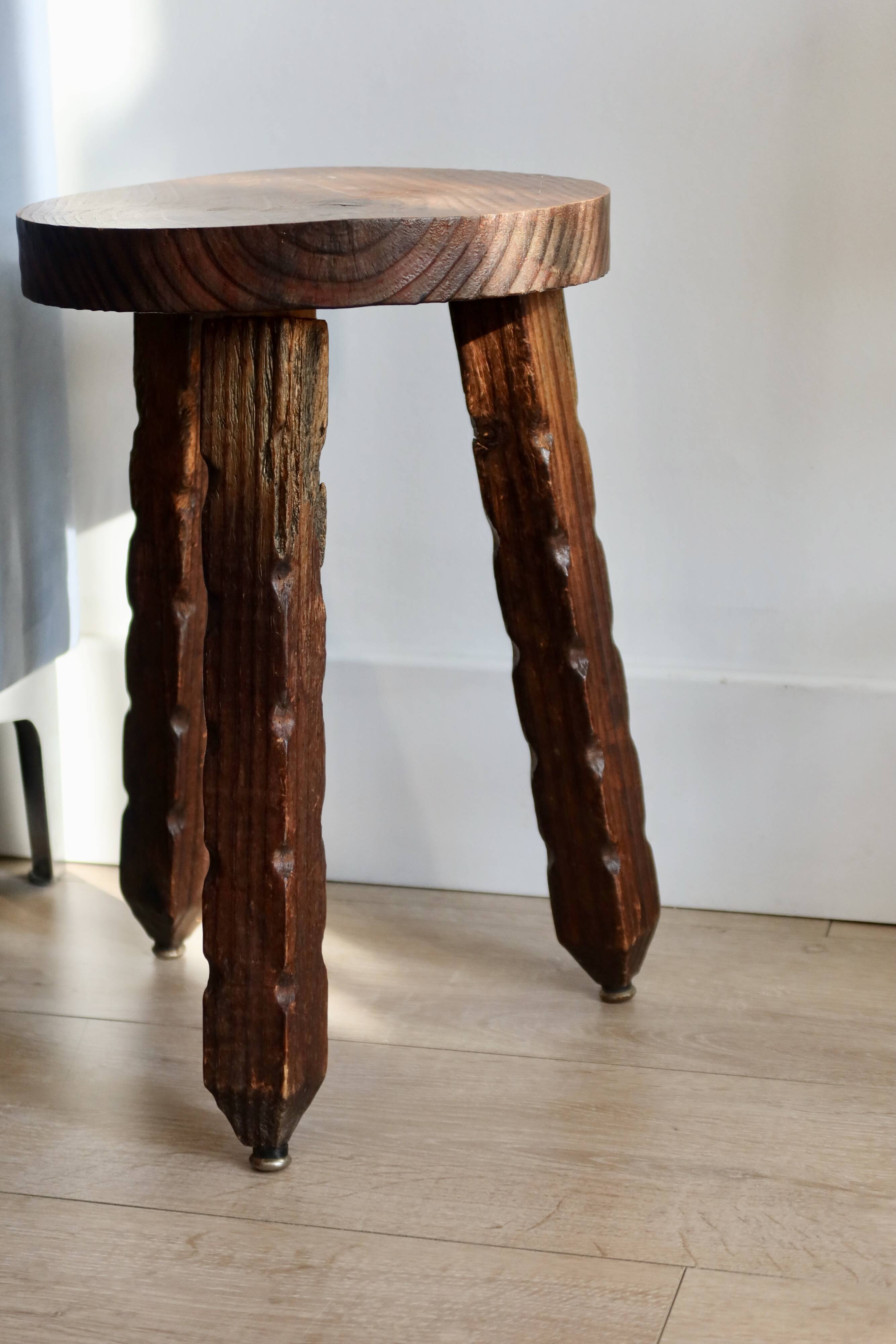 Tabouret tripode vintage rustique en bois massif
