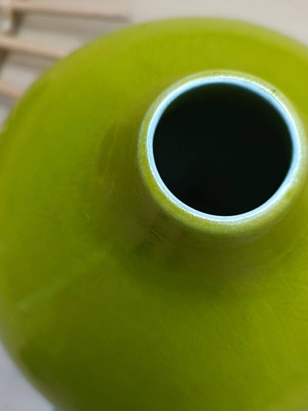 Vase en céramique verte estampillé