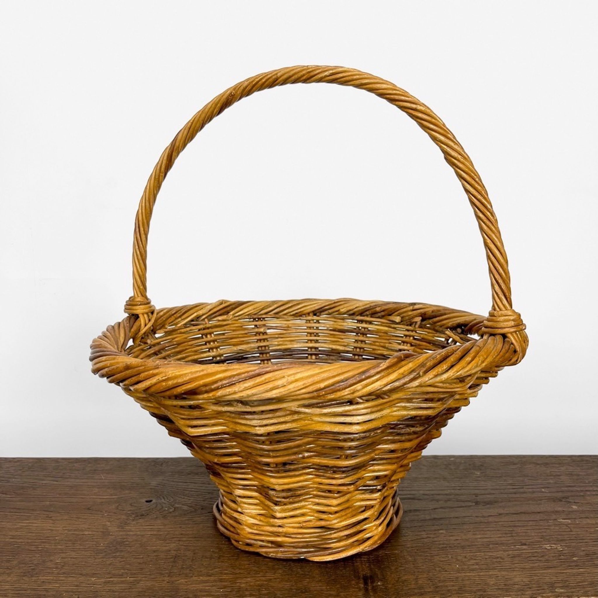 Panier à champignon conique en osier tissé