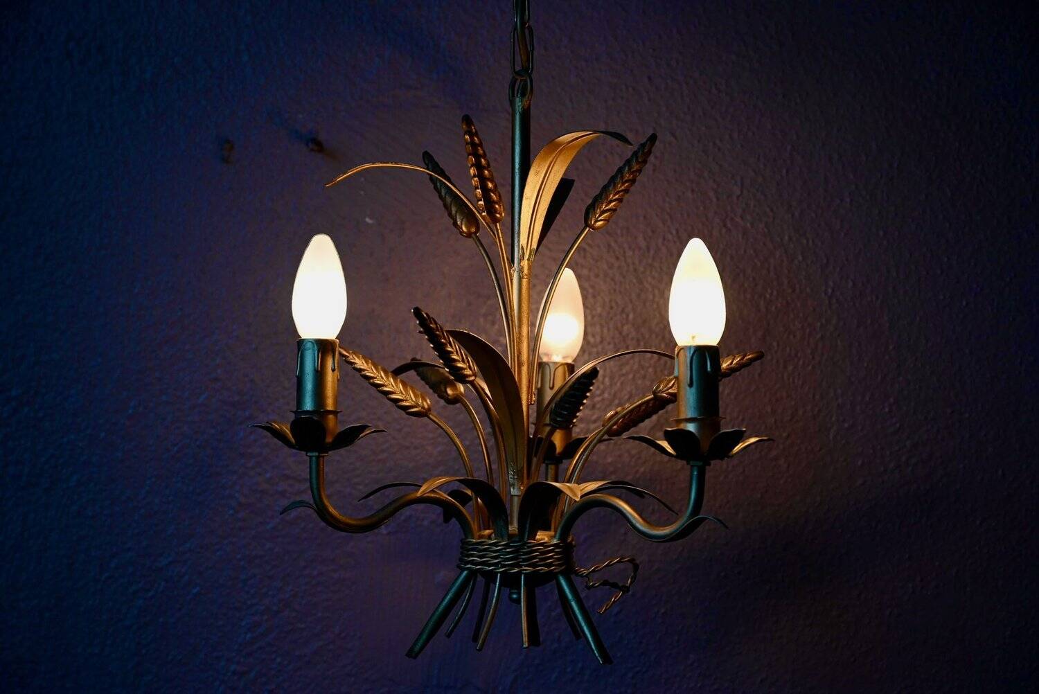Vintage wheat spike chandelier in gold metal, 3 lights, 1970s Hollywood Regency.