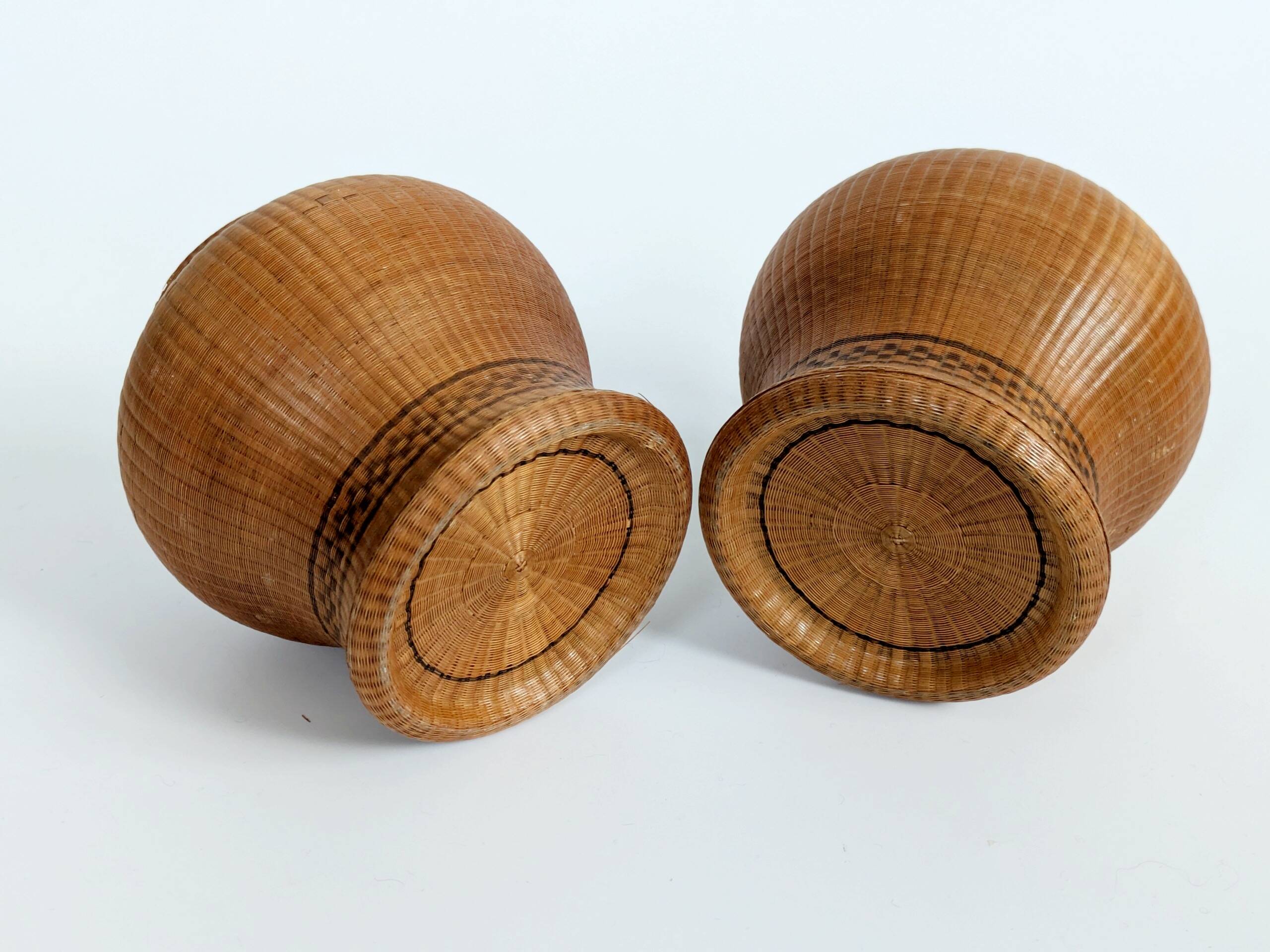 Pair of vintage Chinese vases in porcelain and woven bamboo.