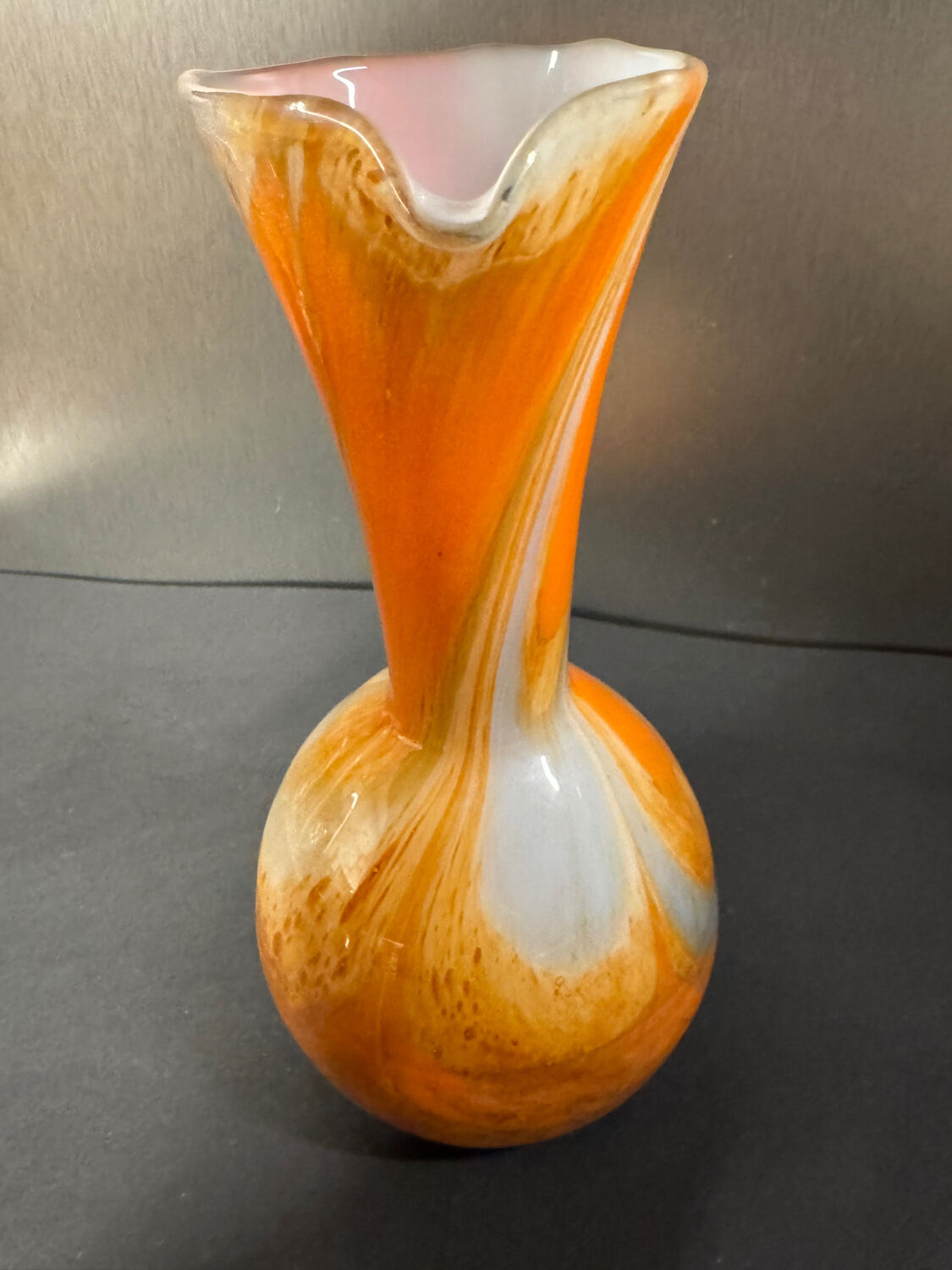 Marbled orange and white glass vase with applied handle – Art Deco