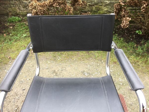 Fauteuil design à piétement tubulaire métallique chromé et assise en skaï noir