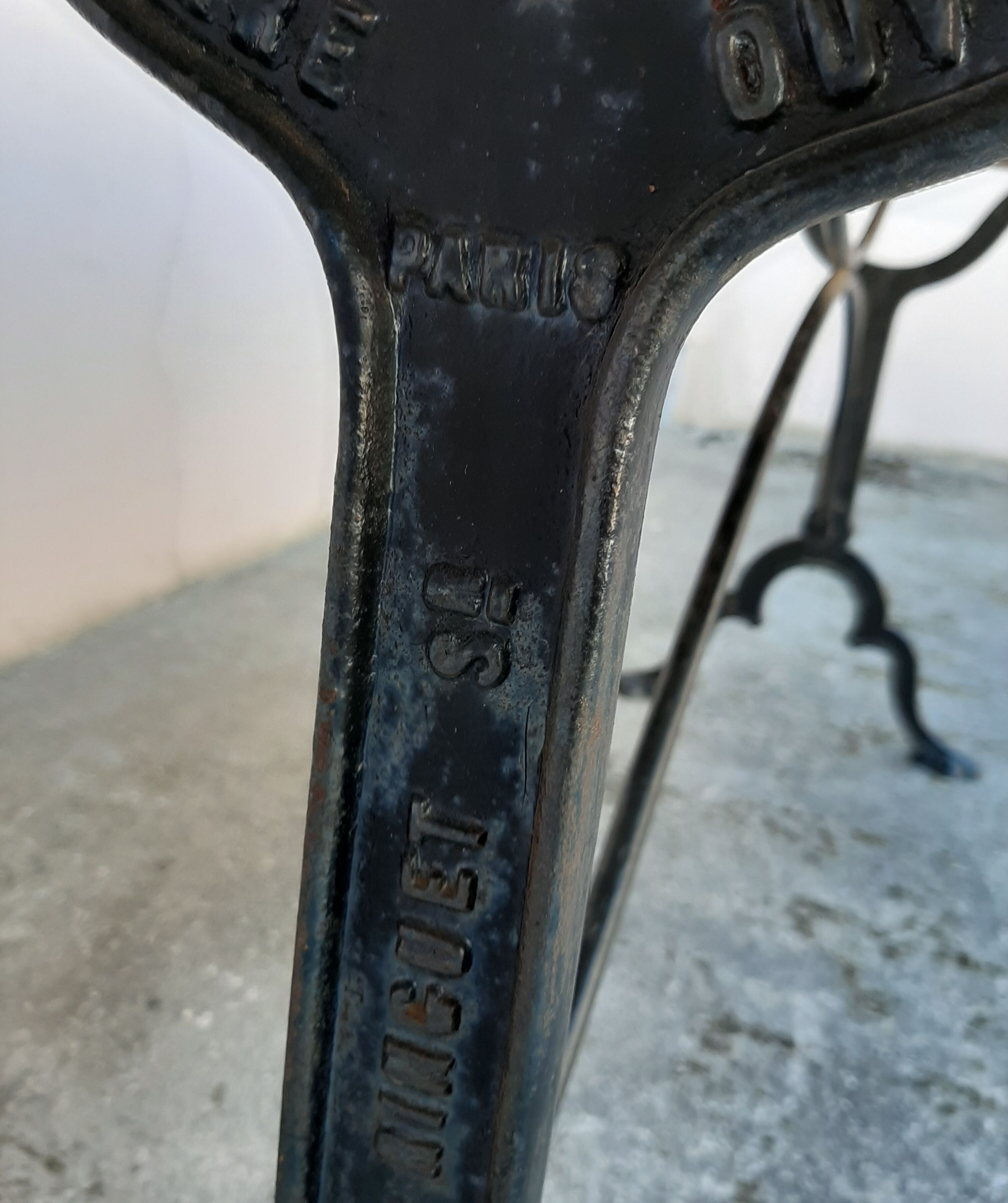 Bistro table pite cast 1900 Paris