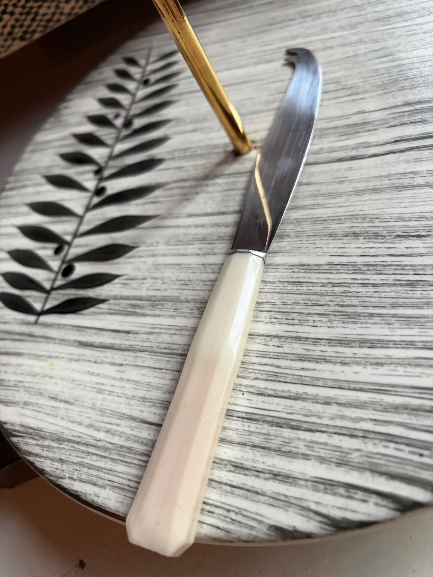 1 Cheese board and its knife