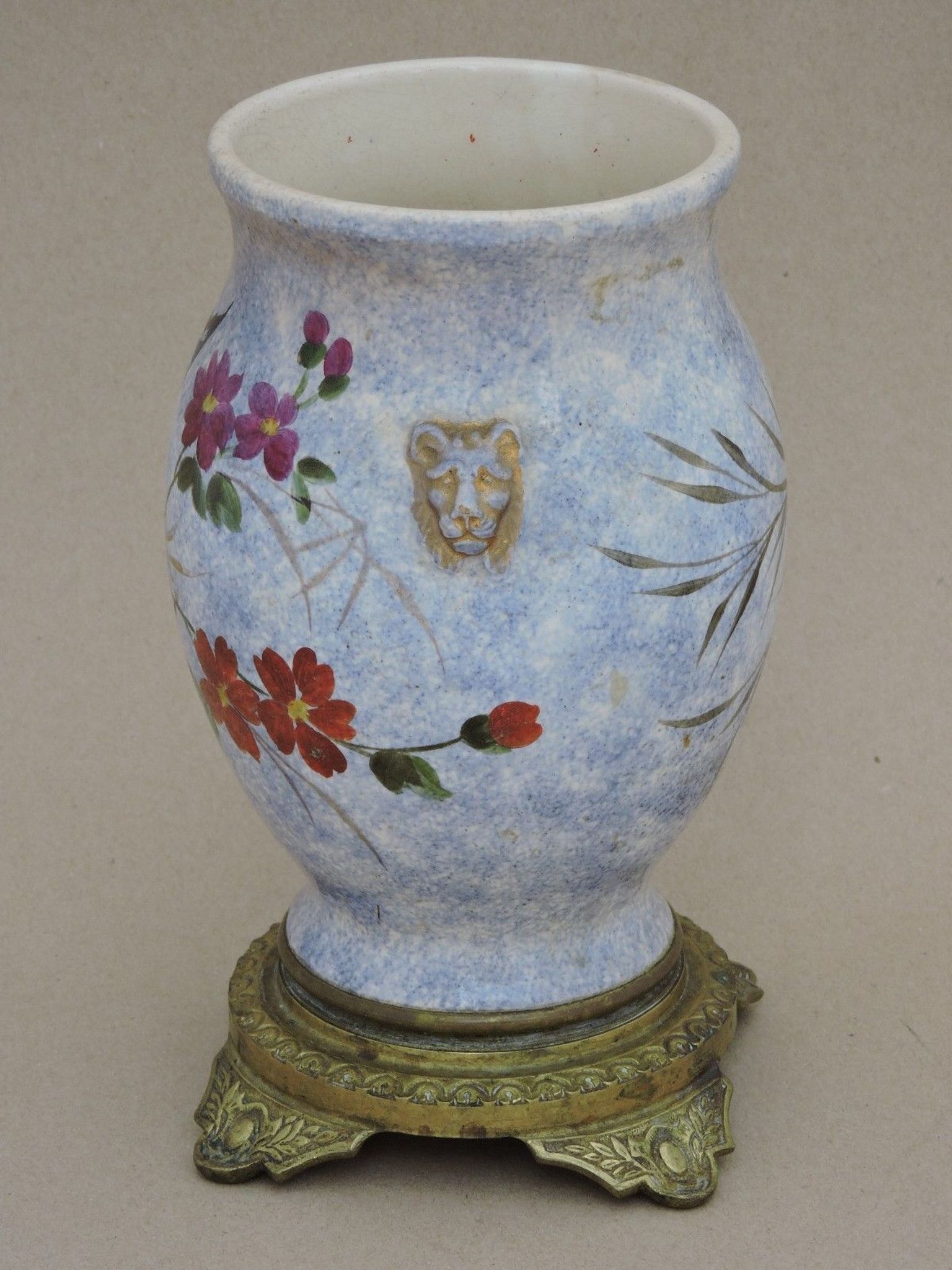 Vase en faïence décor papillon