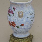 Vase en faïence décor papillon